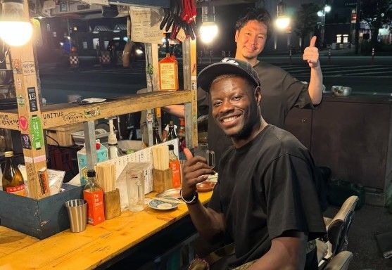 Snack in der Nacht: FC-Profi Ragnar Ache grüßt aus Japan.