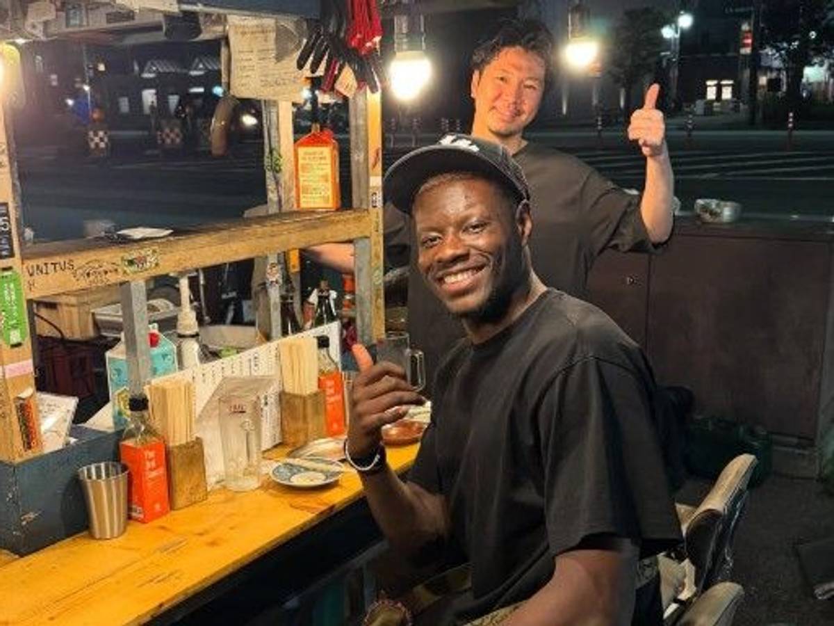 Snack in der Nacht: FC-Profi Ragnar Ache grüßt aus Japan.