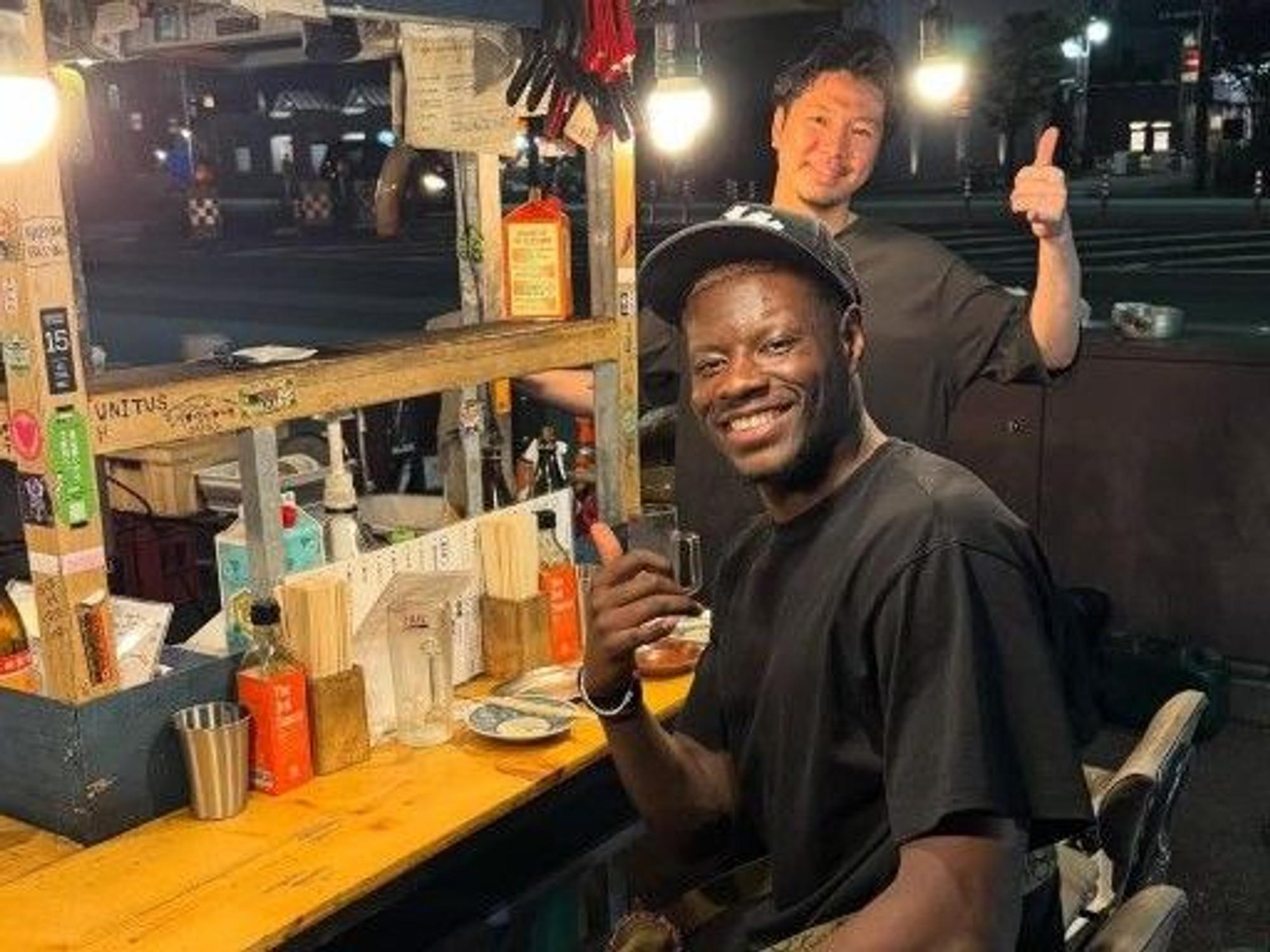 Snack in der Nacht: FC-Profi Ragnar Ache grüßt aus Japan.
