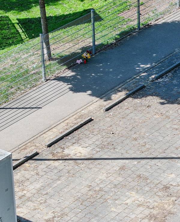 Nach dem Fund eines leblosen Kindes in einem Auto wurden am Fundort Blumen niedergelegt.