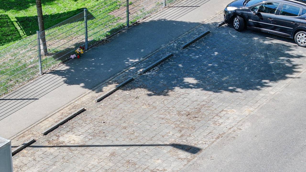 Nach dem Fund eines leblosen Kindes in einem Auto wurden am Fundort Blumen niedergelegt.