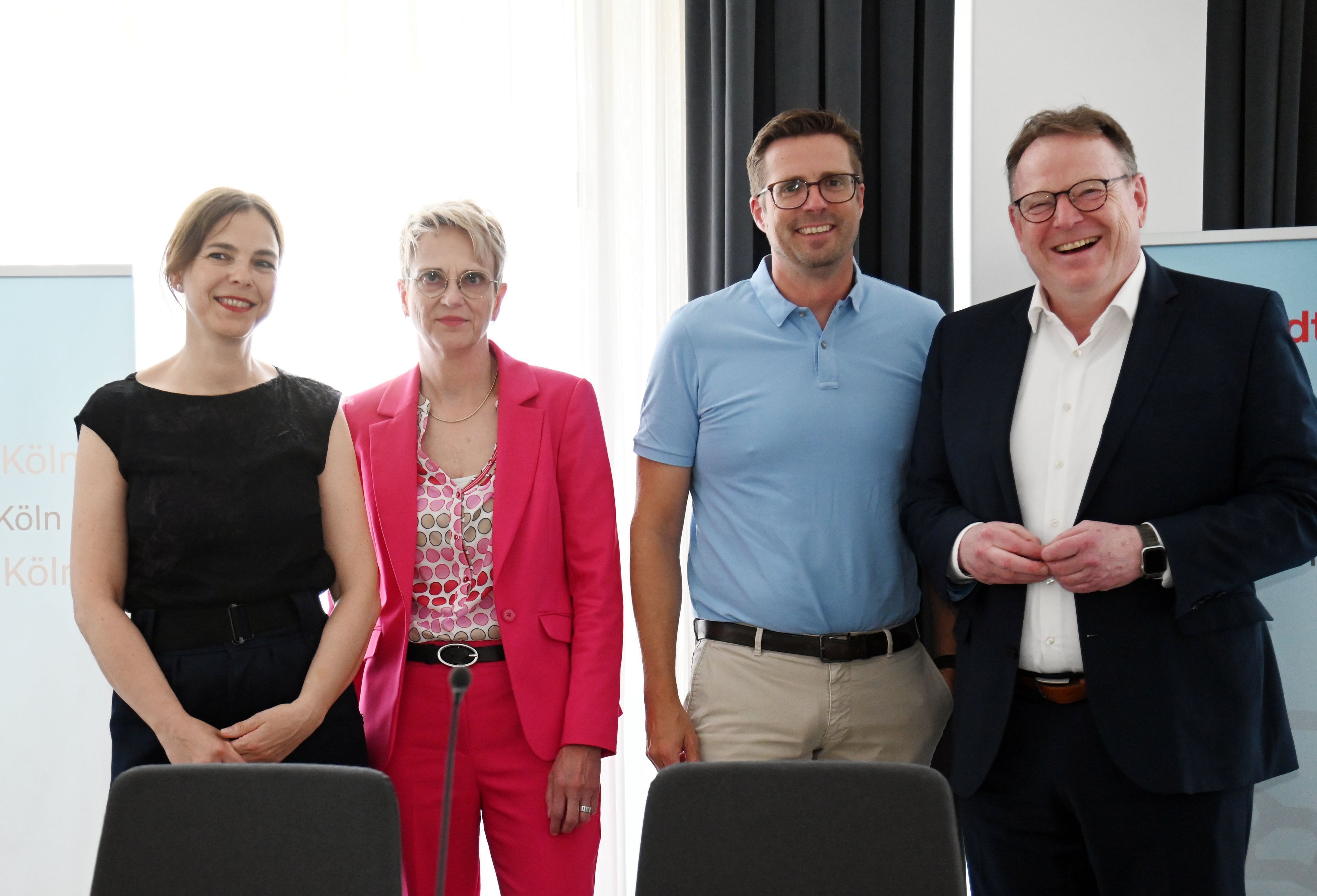 Oberbürgermeister Torsten Burmester (v.l.), Stadtentwicklungsdezernent Andree Haack, Martina Müller (Director Development bei Bauwens) und Franka Schinkel (Leiterin Wohnungsbauleitstelle der Stadt) stellten die Ergebnisse von „Köln baut bezahlbar – Wohnen für alle“ vor.