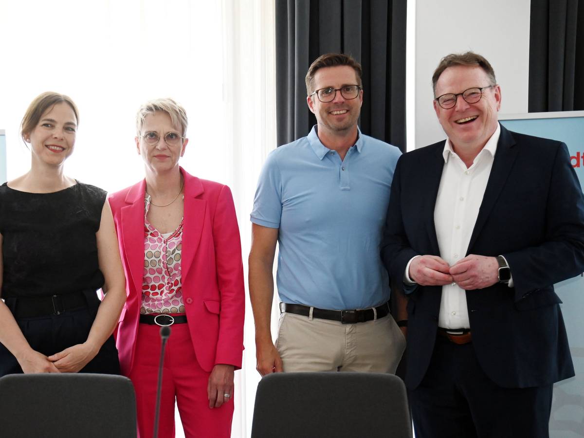 Oberbürgermeister Torsten Burmester (v.l.), Stadtentwicklungsdezernent Andree Haack, Martina Müller (Director Development bei Bauwens) und Franka Schinkel (Leiterin Wohnungsbauleitstelle der Stadt) stellten die Ergebnisse von „Köln baut bezahlbar – Wohnen für alle“ vor.
