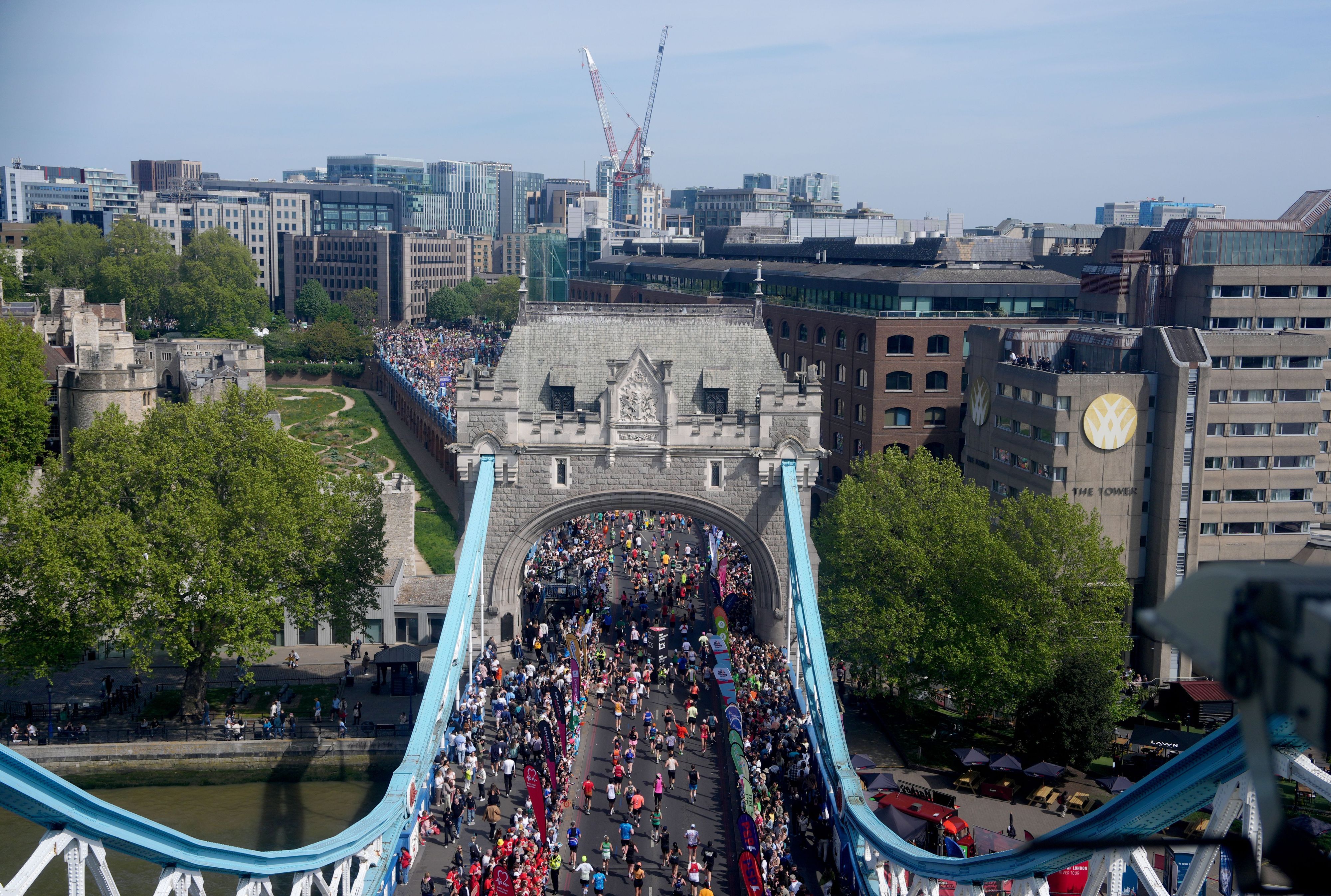 ARCHIV - 26.04.2026, Großbritannien, London: Leichtathletik: Marathon, Teilnehmer überqueren die Tower Bridge. (zu dpa: «Ein Jahr nach Sawe-Rekord: London-Marathon an zwei Tagen») Foto: Jonathan Brady/PA Wire/dpa +++ dpa-Bildfunk +++