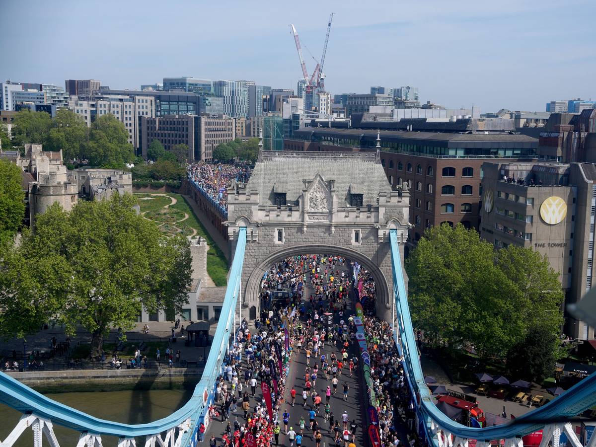 ARCHIV - 26.04.2026, Großbritannien, London: Leichtathletik: Marathon, Teilnehmer überqueren die Tower Bridge. (zu dpa: «Ein Jahr nach Sawe-Rekord: London-Marathon an zwei Tagen») Foto: Jonathan Brady/PA Wire/dpa +++ dpa-Bildfunk +++