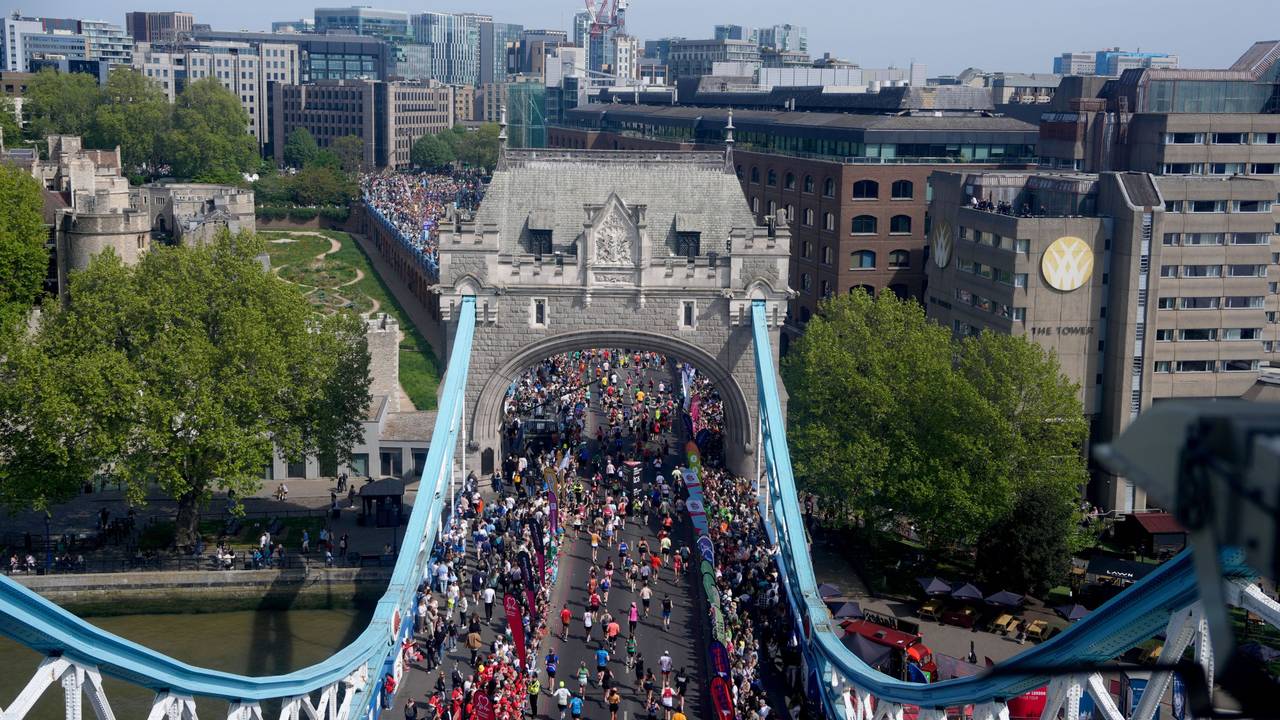 ARCHIV - 26.04.2026, Großbritannien, London: Leichtathletik: Marathon, Teilnehmer überqueren die Tower Bridge. (zu dpa: «Ein Jahr nach Sawe-Rekord: London-Marathon an zwei Tagen») Foto: Jonathan Brady/PA Wire/dpa +++ dpa-Bildfunk +++