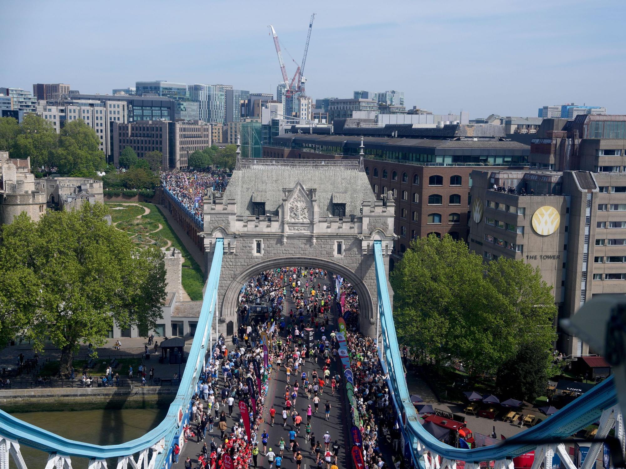 ARCHIV - 26.04.2026, Großbritannien, London: Leichtathletik: Marathon, Teilnehmer überqueren die Tower Bridge. (zu dpa: «Ein Jahr nach Sawe-Rekord: London-Marathon an zwei Tagen») Foto: Jonathan Brady/PA Wire/dpa +++ dpa-Bildfunk +++