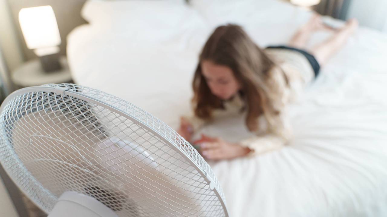 Ein Teenager liegt mit dem Telefon vor einem Ventilator. Teenager lies with the phone in front of cooling fan. LicenseRF ,model released, Symbolfoto Copyright: xZoonar.com/DmitrixMarutax 23318255 ,model released, Symbolfoto ,property released