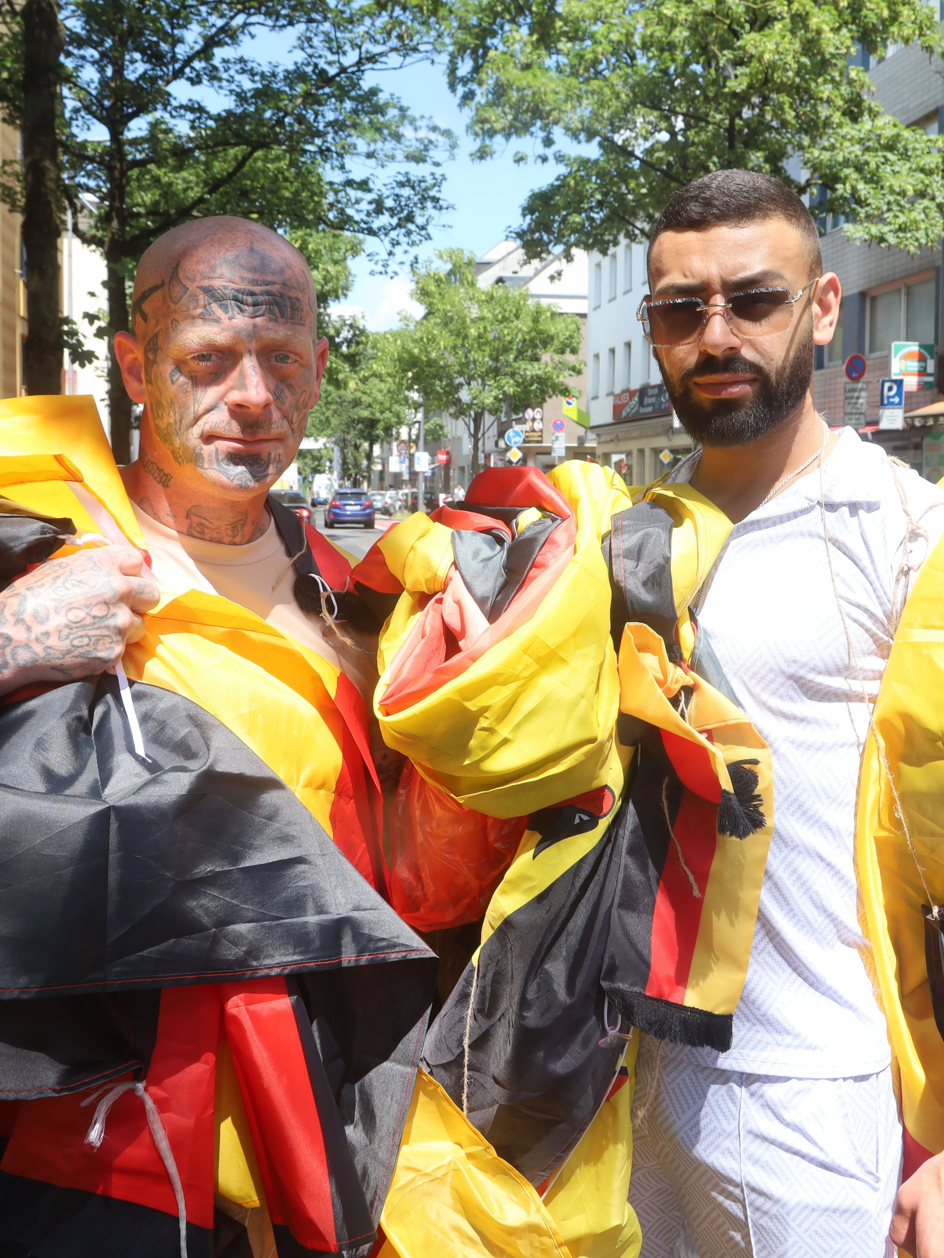 Oliver Huhn und Fadi Said mit Deutschlandfahnen