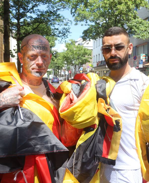 Oliver Huhn und Fadi Said mit Deutschlandfahnen