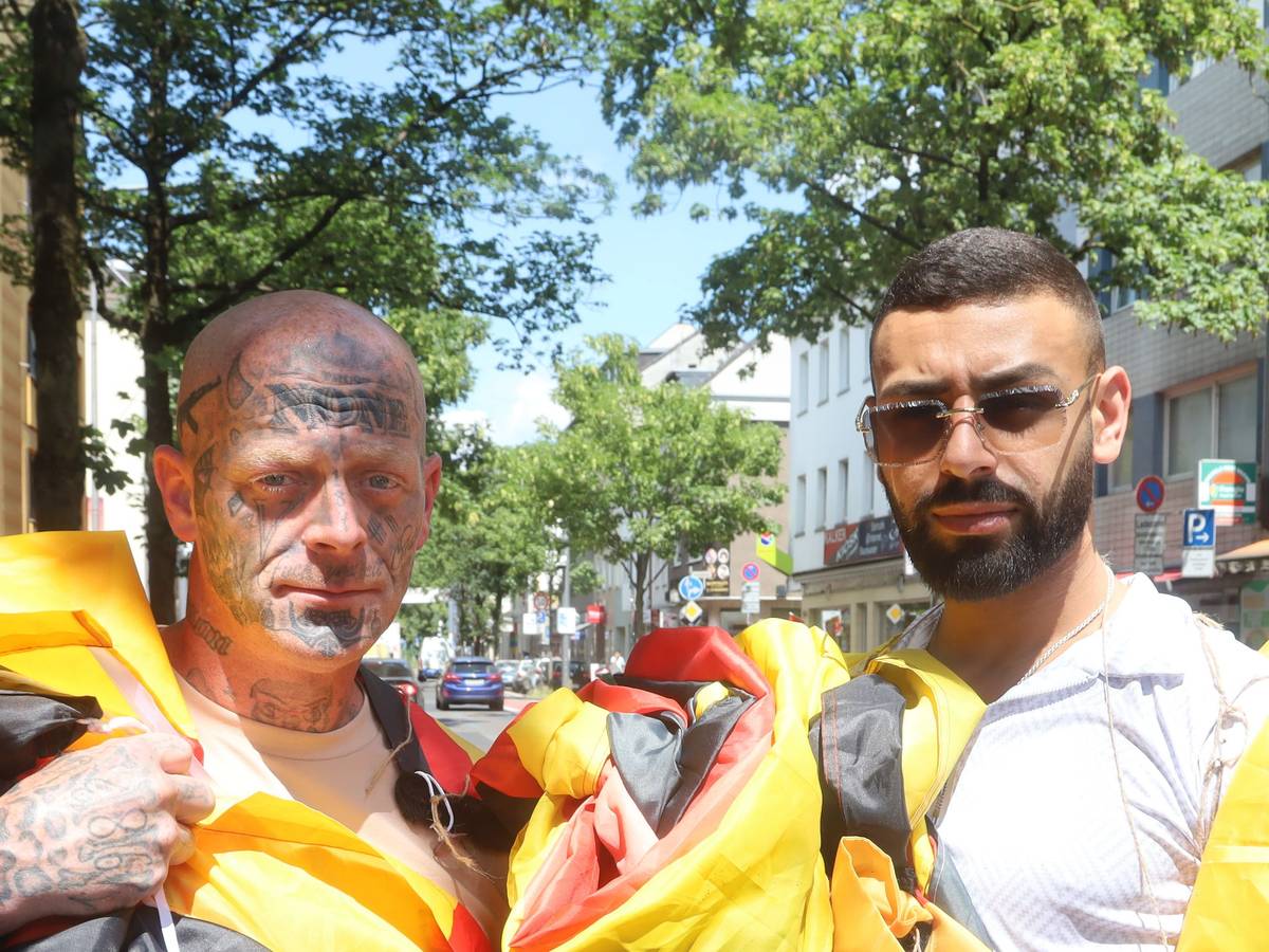 Oliver Huhn und Fadi Said mit Deutschlandfahnen