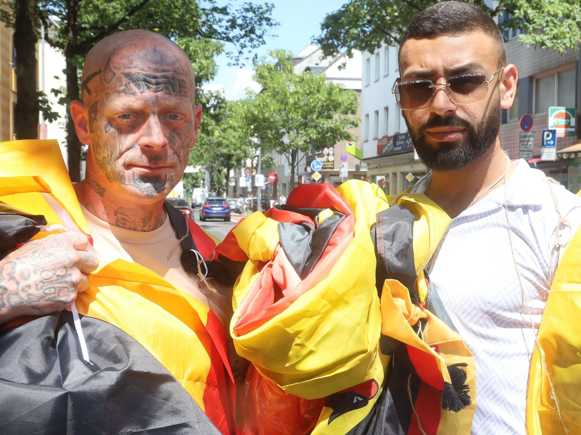 Oliver Huhn und Fadi Said mit Deutschlandfahnen