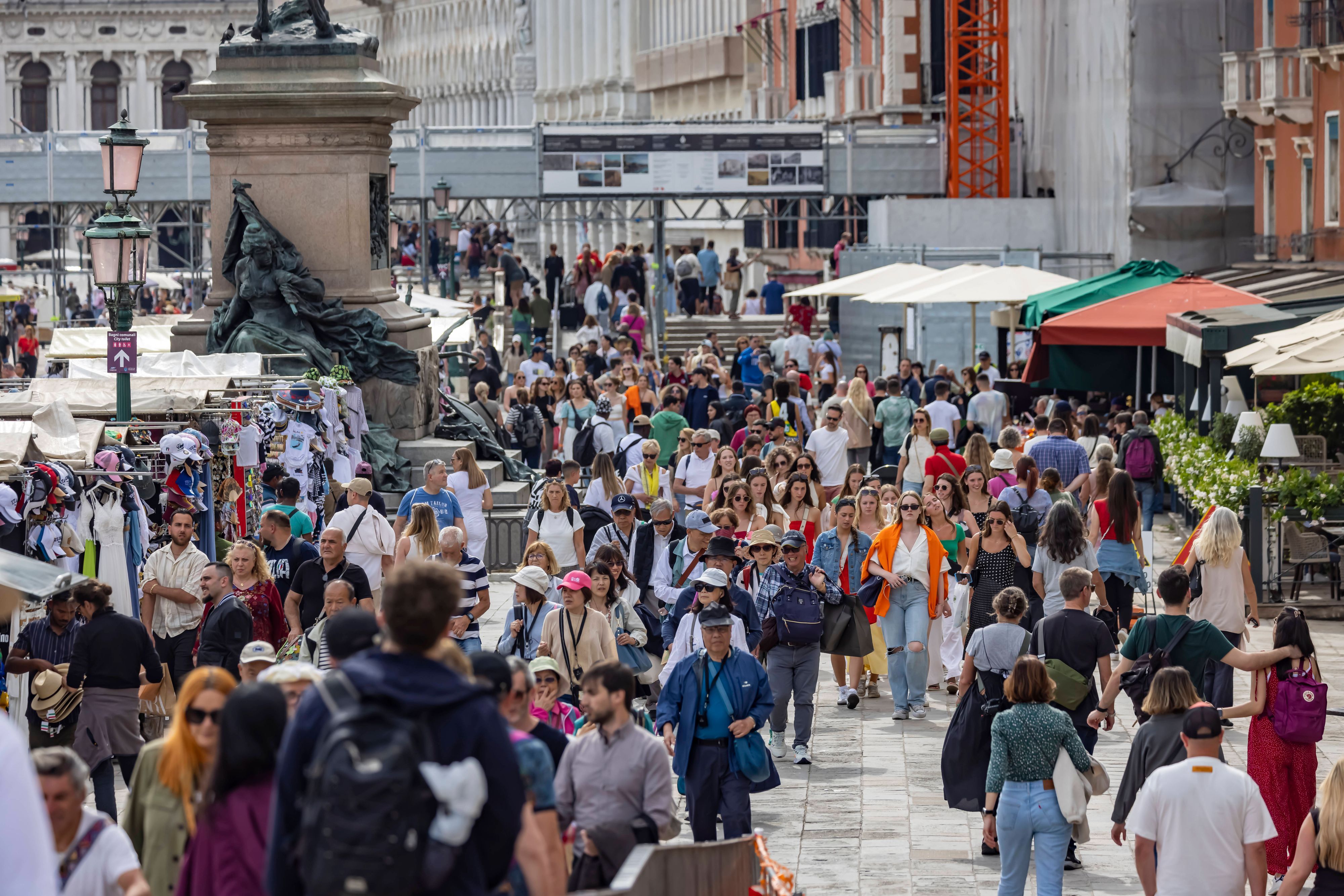Menschenmassen schieben sich durch Venedig