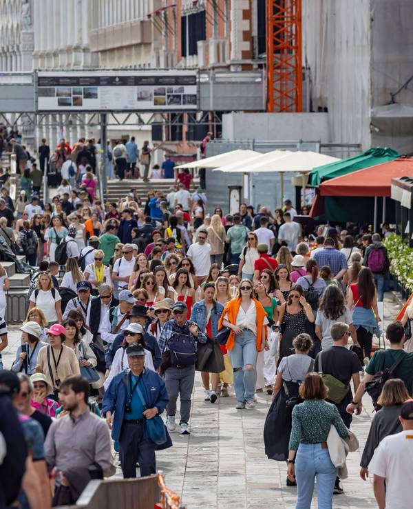 Menschenmassen schieben sich durch Venedig