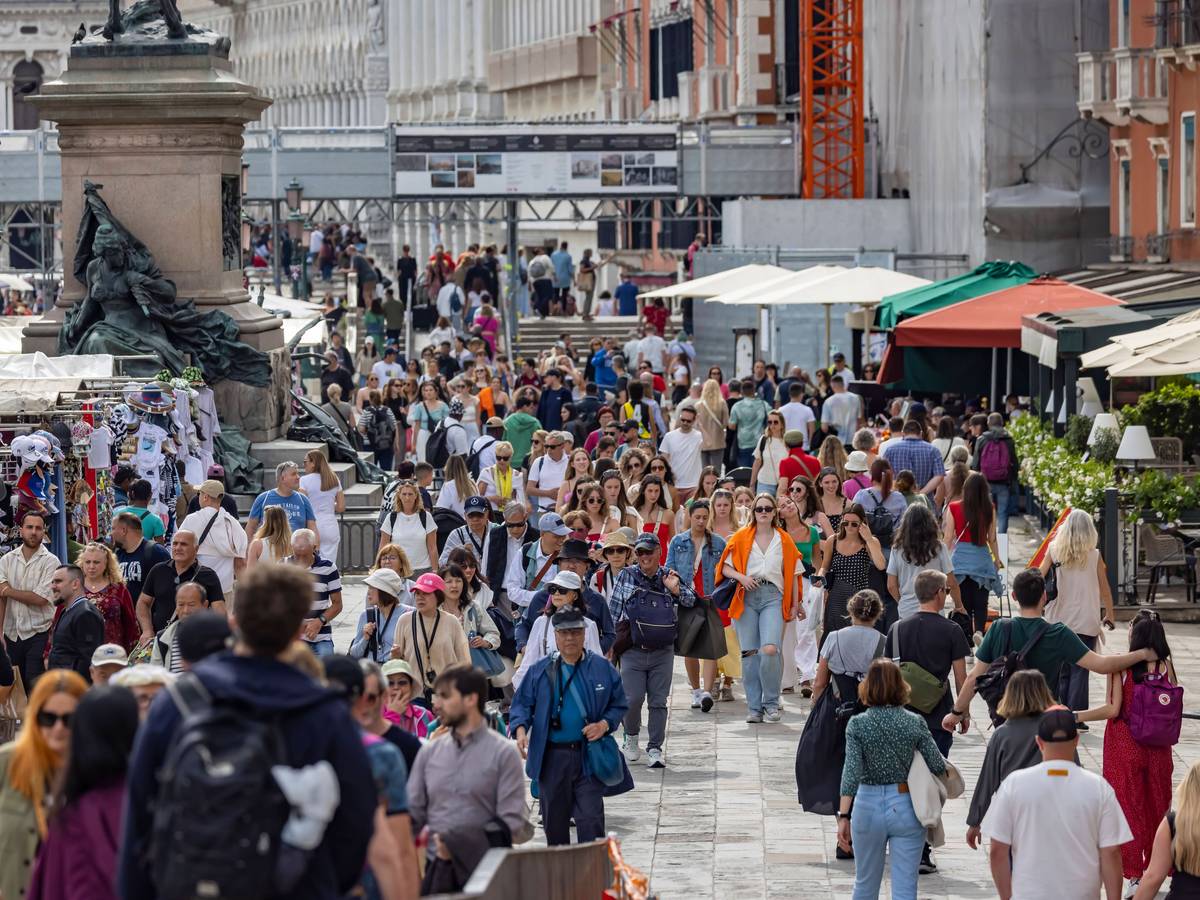 Menschenmassen schieben sich durch Venedig