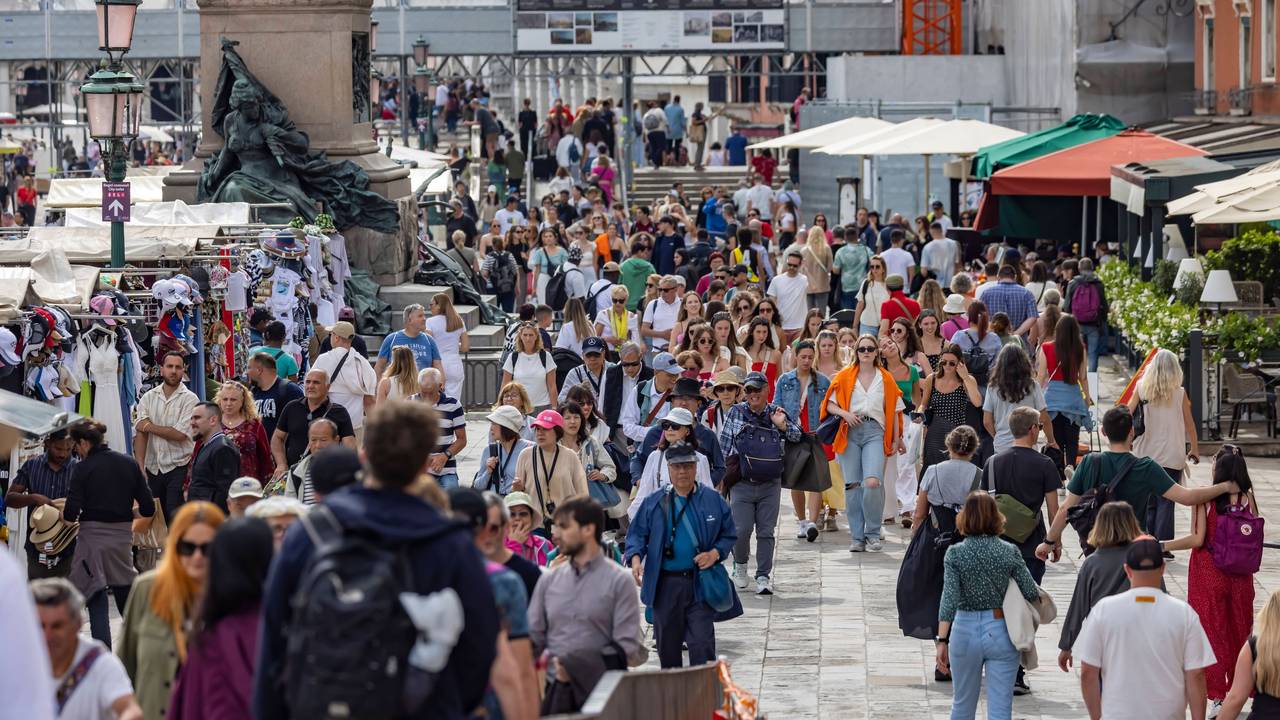 Menschenmassen schieben sich durch Venedig