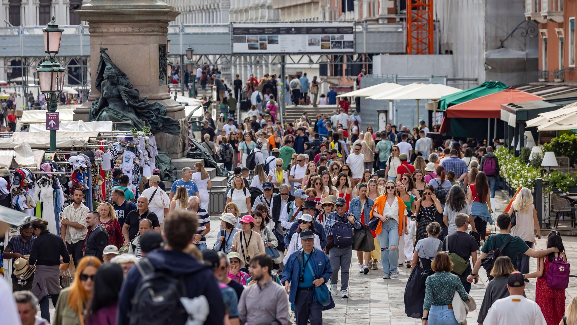 Menschenmassen schieben sich durch Venedig