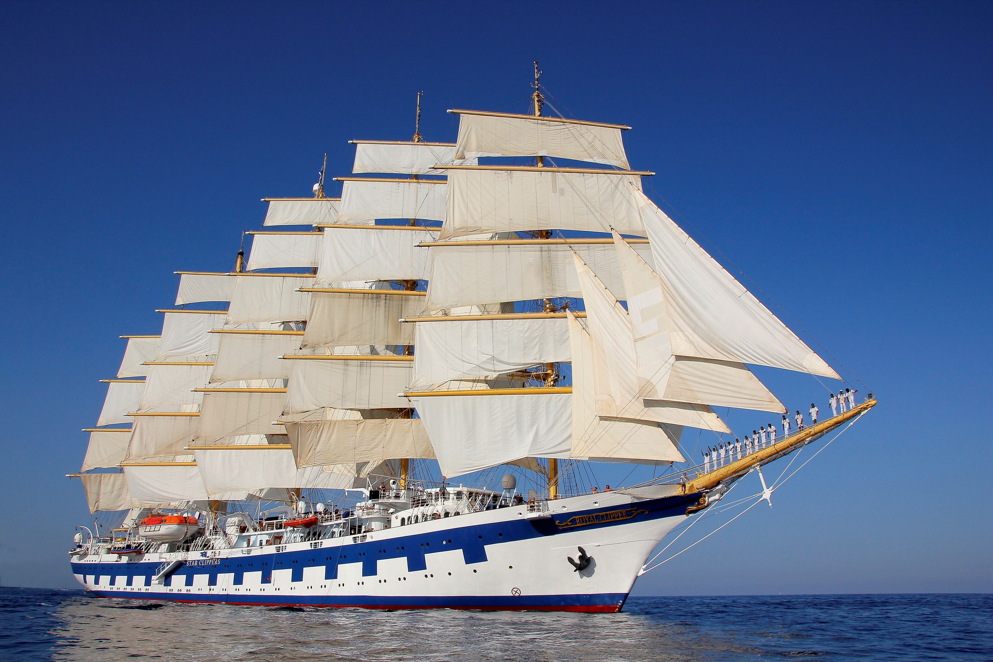 Ein Segelschiff mit fünf Masten und weißen Segeln