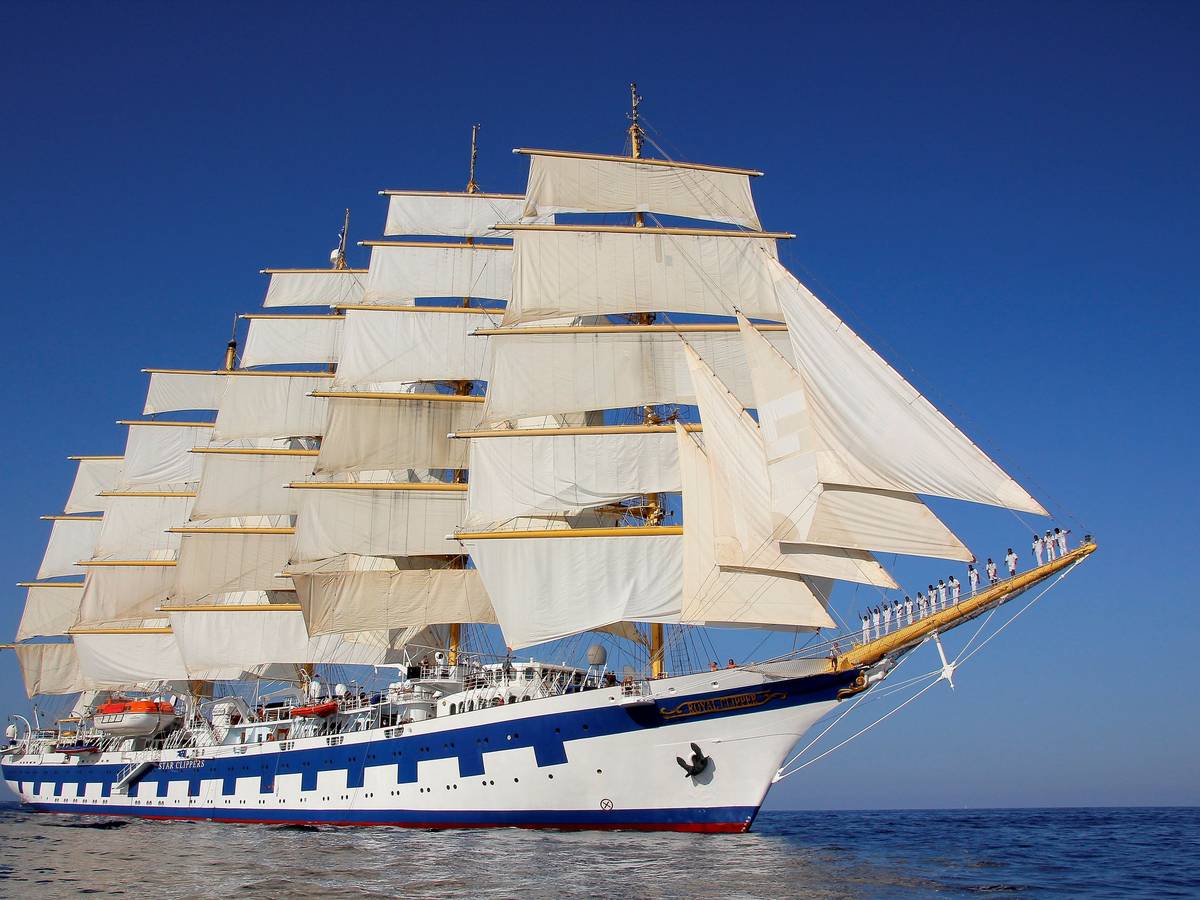 Ein Segelschiff mit fünf Masten und weißen Segeln
