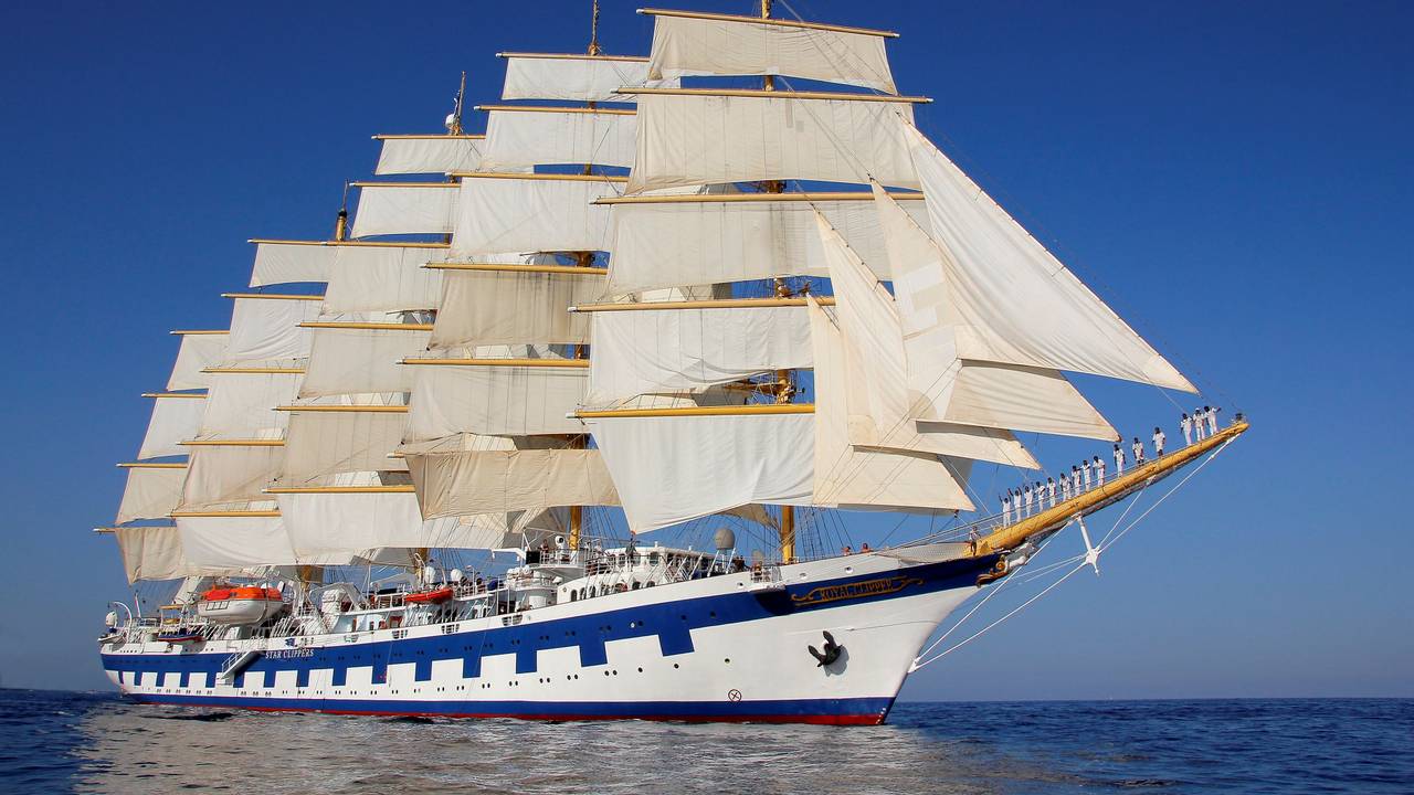 Ein Segelschiff mit fünf Masten und weißen Segeln