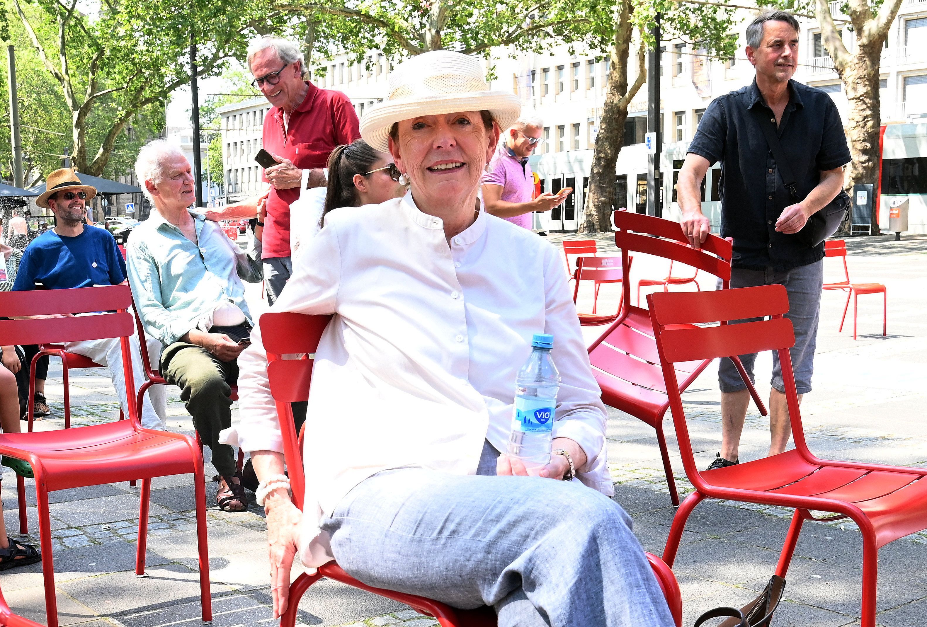 Start der Kölner Aktion zu „1000 Stühle, 1000 Bäume“ auf dem Neumarkt. Henriette Reker sitzt auf einem Stuhl.
