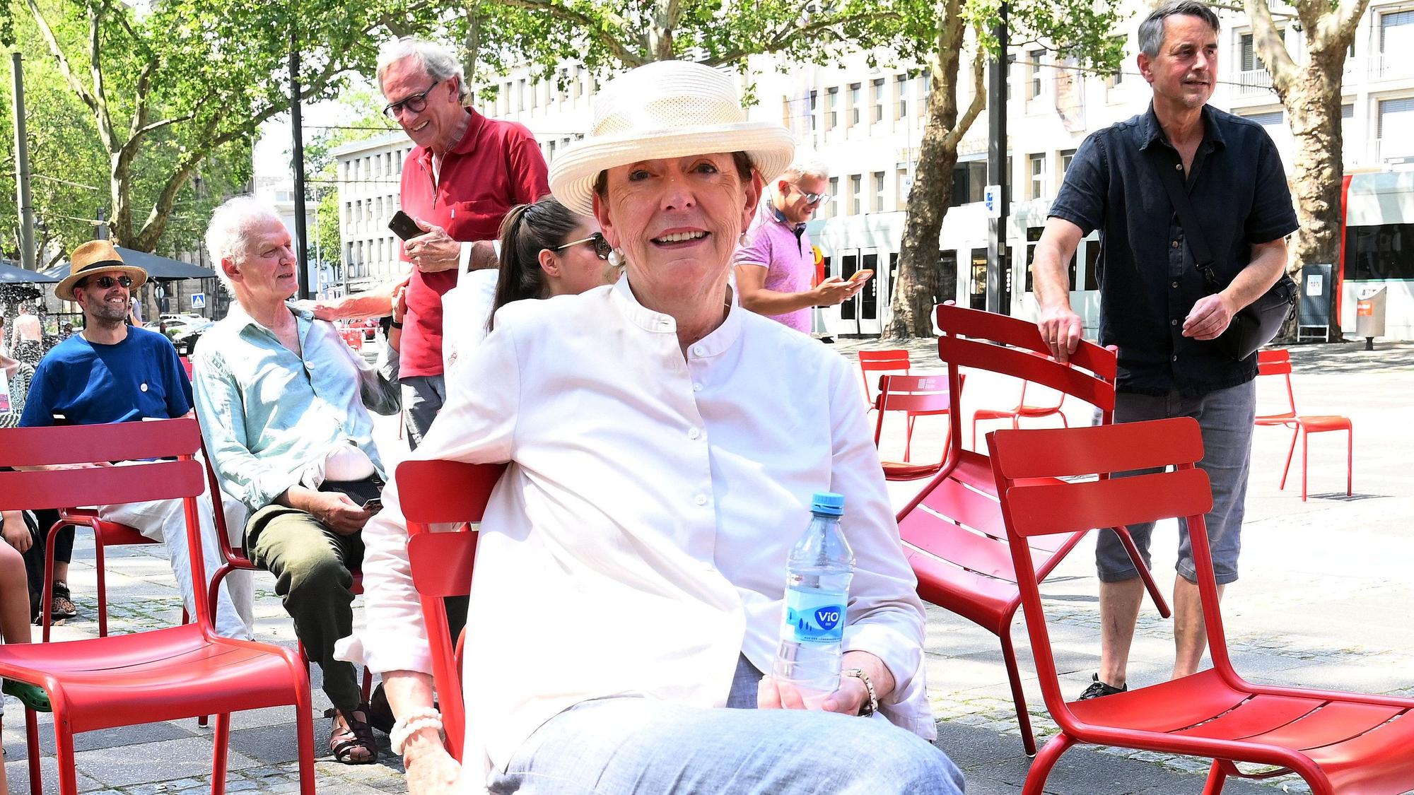 Start der Kölner Aktion zu „1000 Stühle, 1000 Bäume“ auf dem Neumarkt. Henriette Reker sitzt auf einem Stuhl.