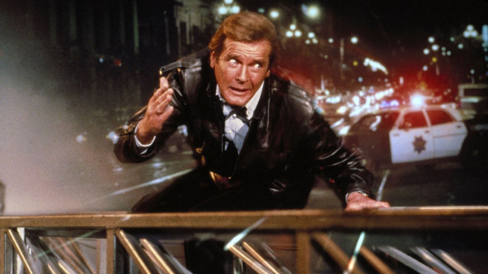 Im Kampf gegen einen machtlüsternen Großindustriellen gerät James Bond (Roger Moore) immer wieder in halsbrecherische Situationen.  (Bild: RTL / (c) 1985 Danjaq, LLC and Metro-Goldwyn-Mayer Studios Inc. All Rights Reserved)