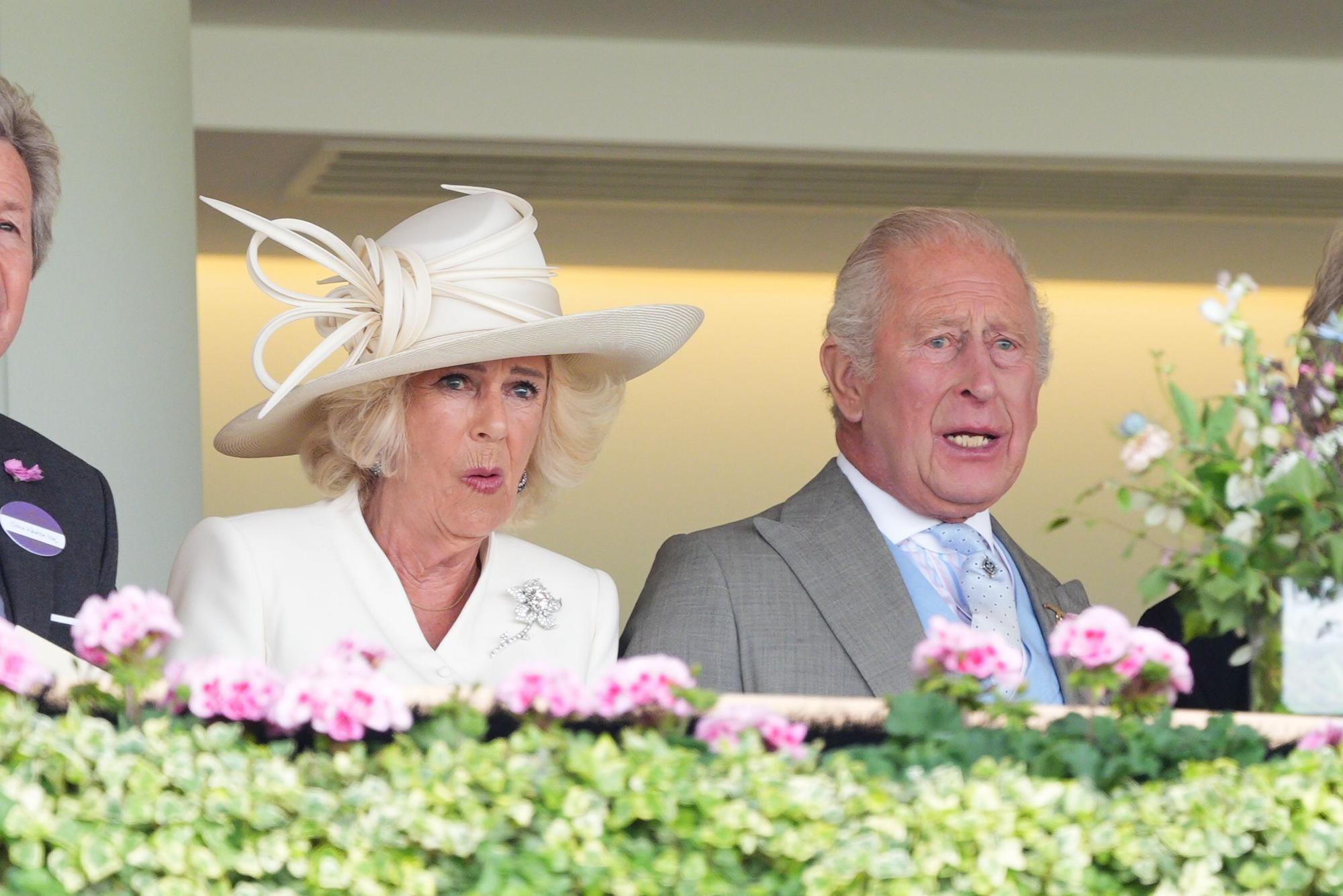 König Charles III. und Königin Camilla verfolgen am zweiten Tag des Royal Ascot auf der Pferderennbahn von Ascot in Berkshire das zweite Rennen von der königlichen Loge aus.