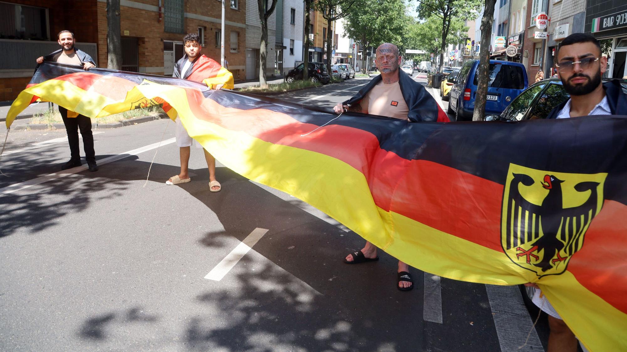 Vier Kalker Jungs mit Deutschlandfahne