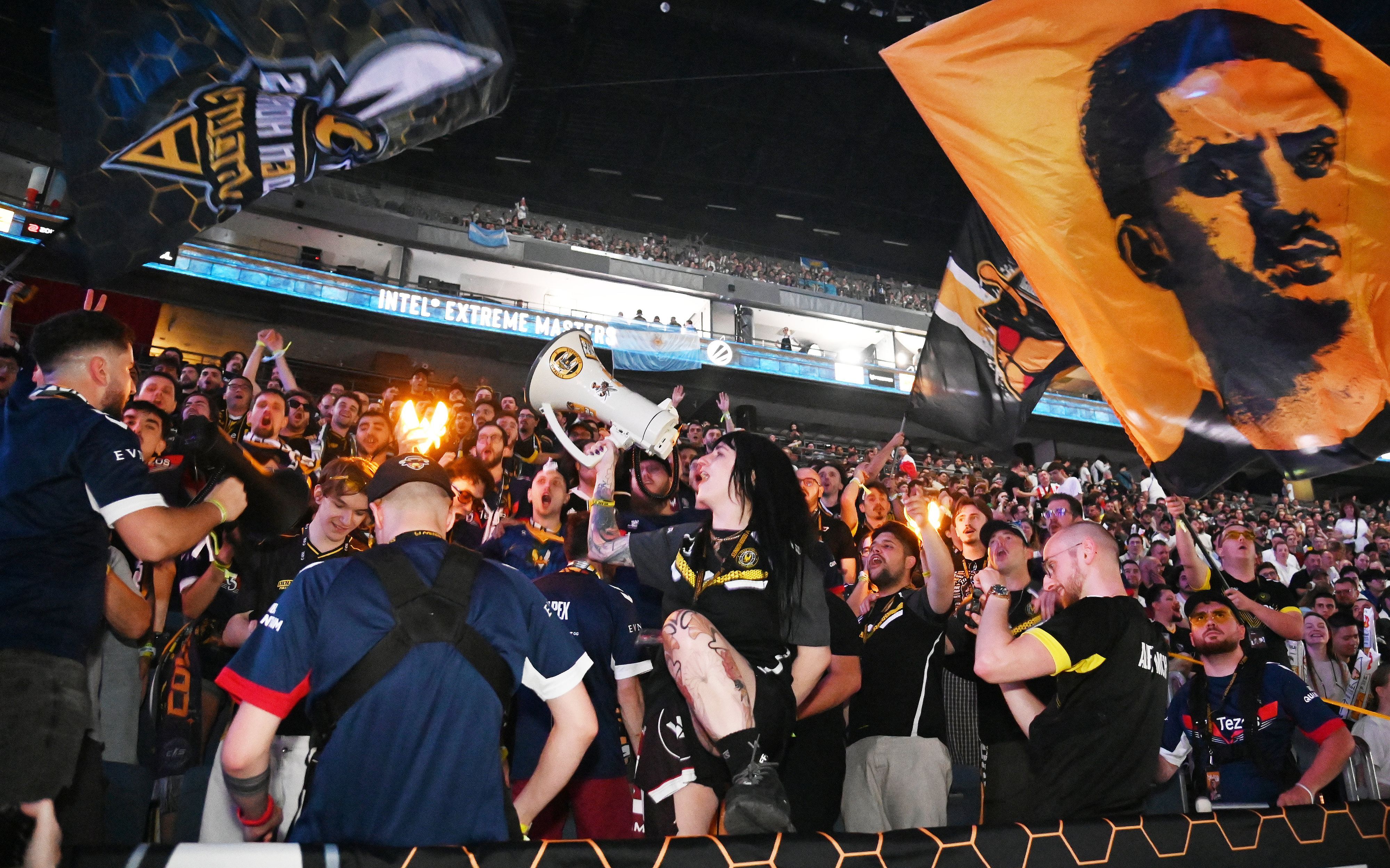 IEM Cologne 2026: Fans vom Team Vitality feiern in der Lanxess-Arena.