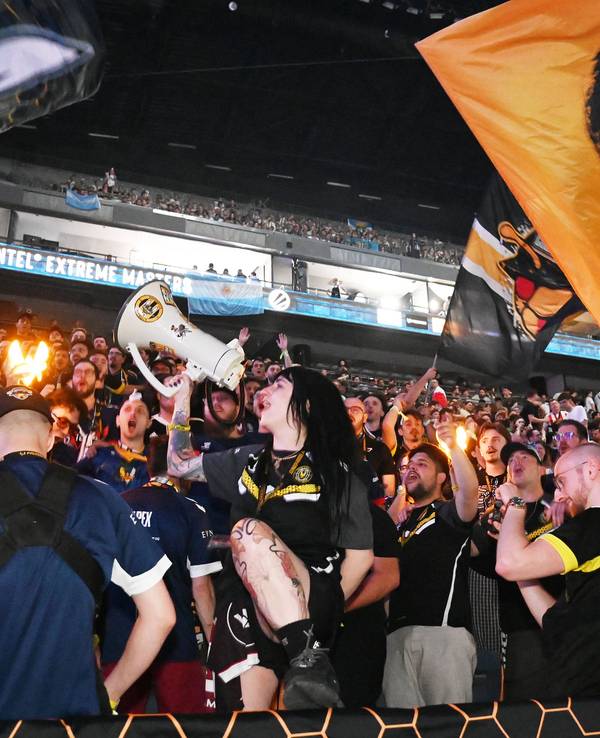IEM Cologne 2026: Fans vom Team Vitality feiern in der Lanxess-Arena.