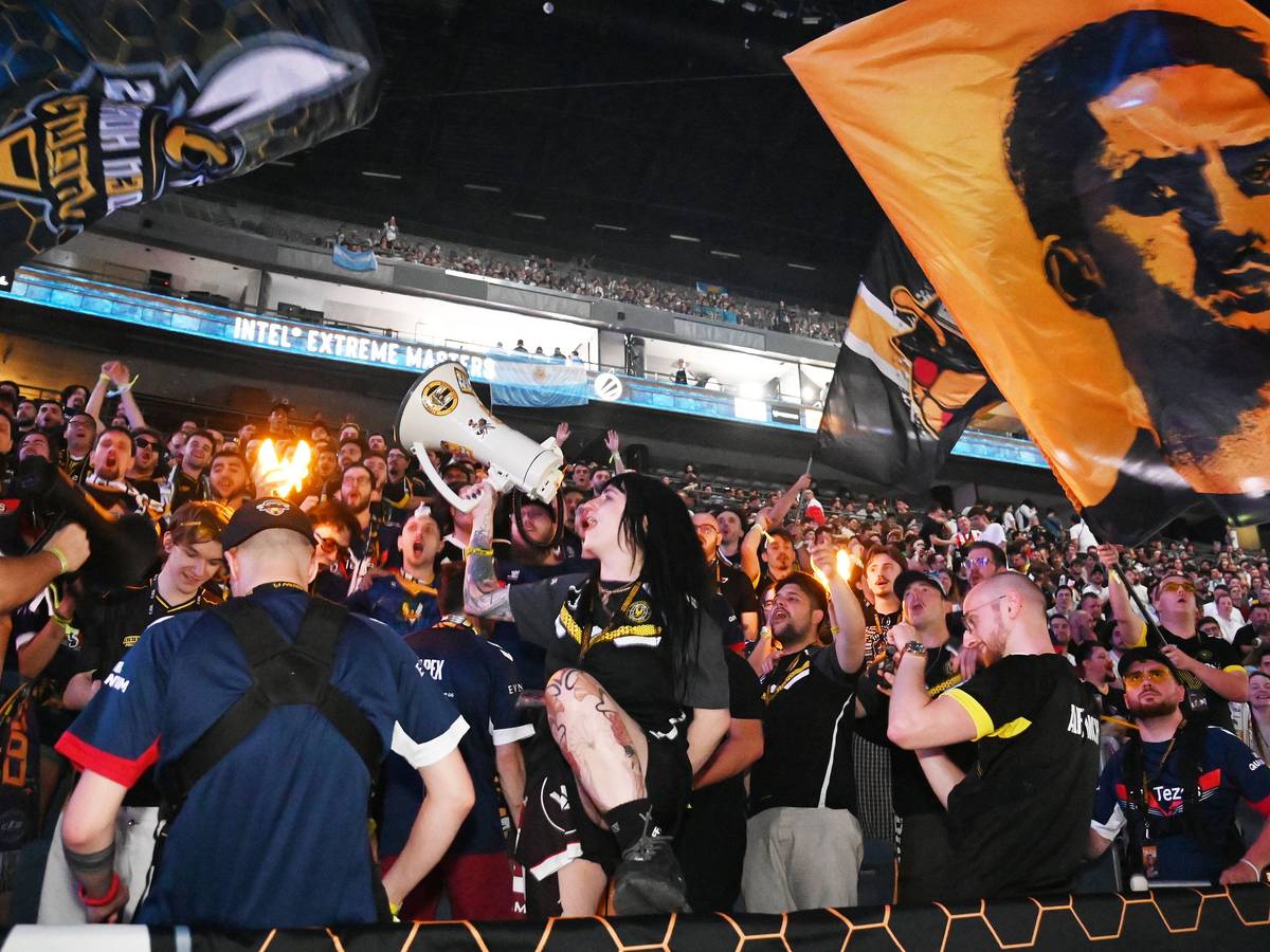 IEM Cologne 2026: Fans vom Team Vitality feiern in der Lanxess-Arena.