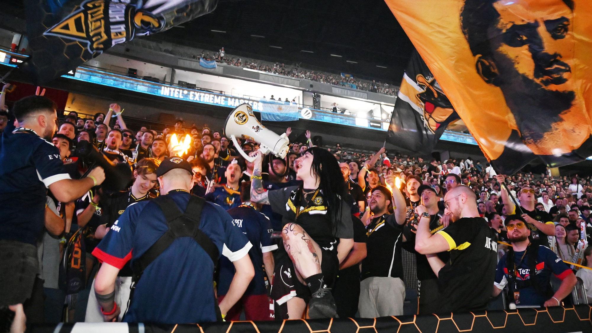 IEM Cologne 2026: Fans vom Team Vitality feiern in der Lanxess-Arena.