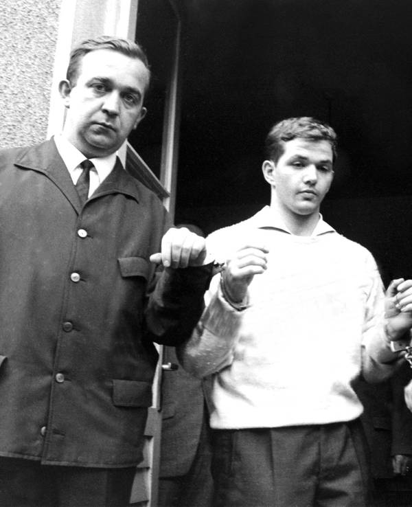 Justizbeamte begleiten Jürgen Bartsch (M) am 22.6.1966 aus der Polizeistation in Mettmann.