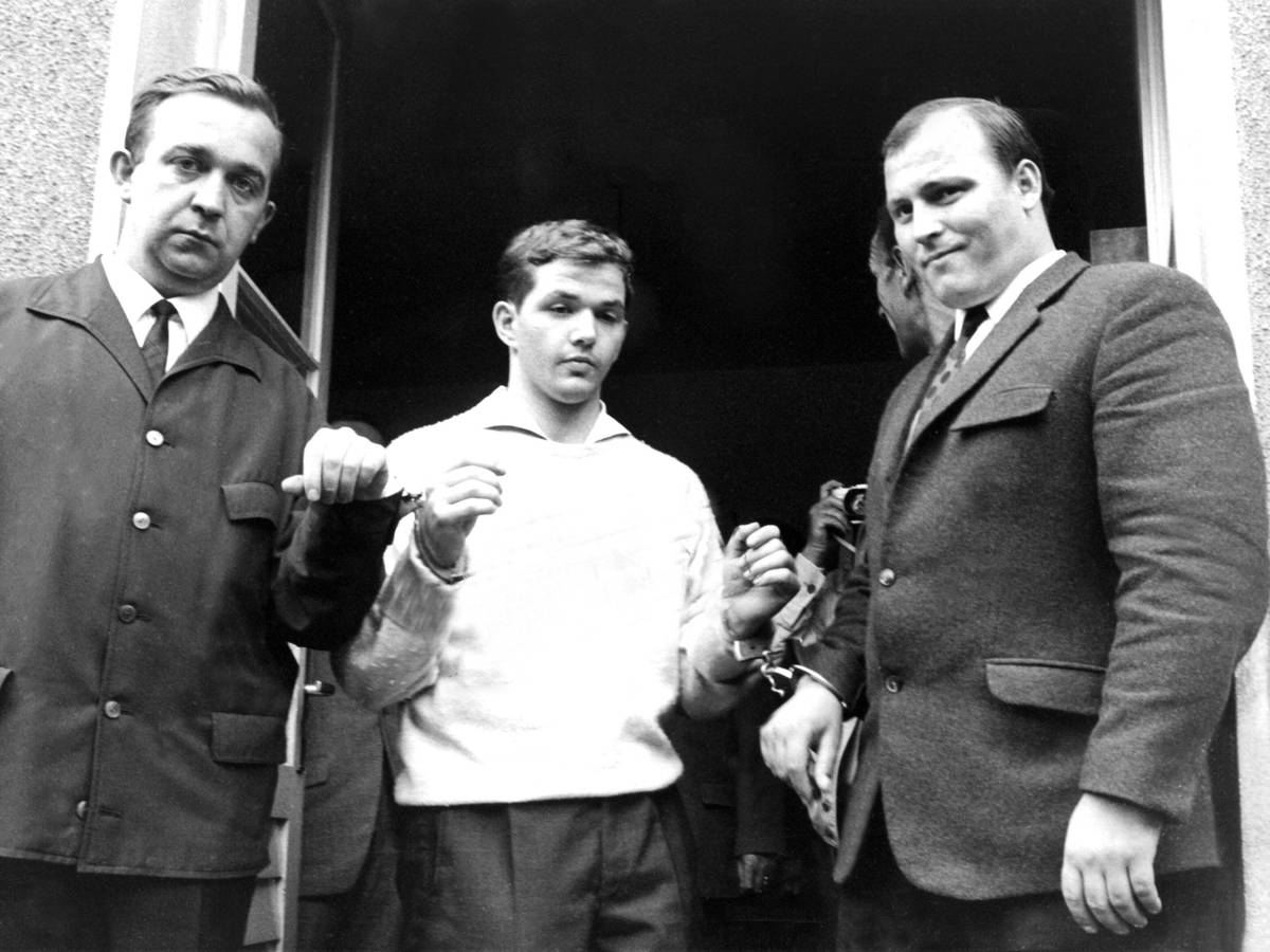 Justizbeamte begleiten Jürgen Bartsch (M) am 22.6.1966 aus der Polizeistation in Mettmann.