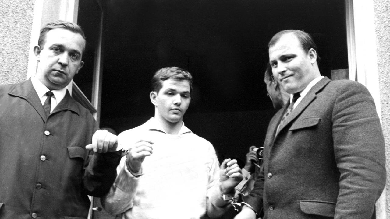 Justizbeamte begleiten Jürgen Bartsch (M) am 22.6.1966 aus der Polizeistation in Mettmann.