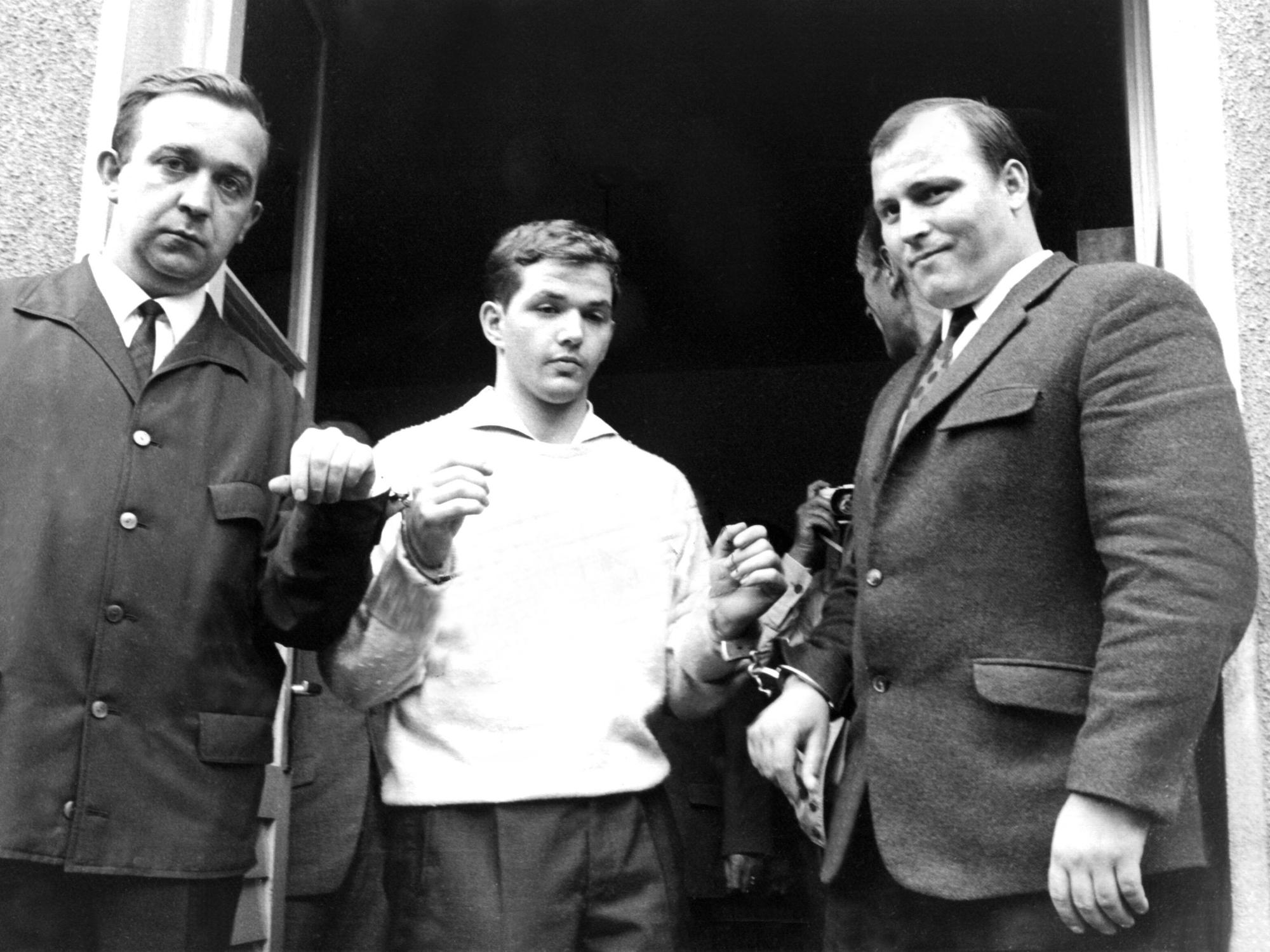 Justizbeamte begleiten Jürgen Bartsch (M) am 22.6.1966 aus der Polizeistation in Mettmann.