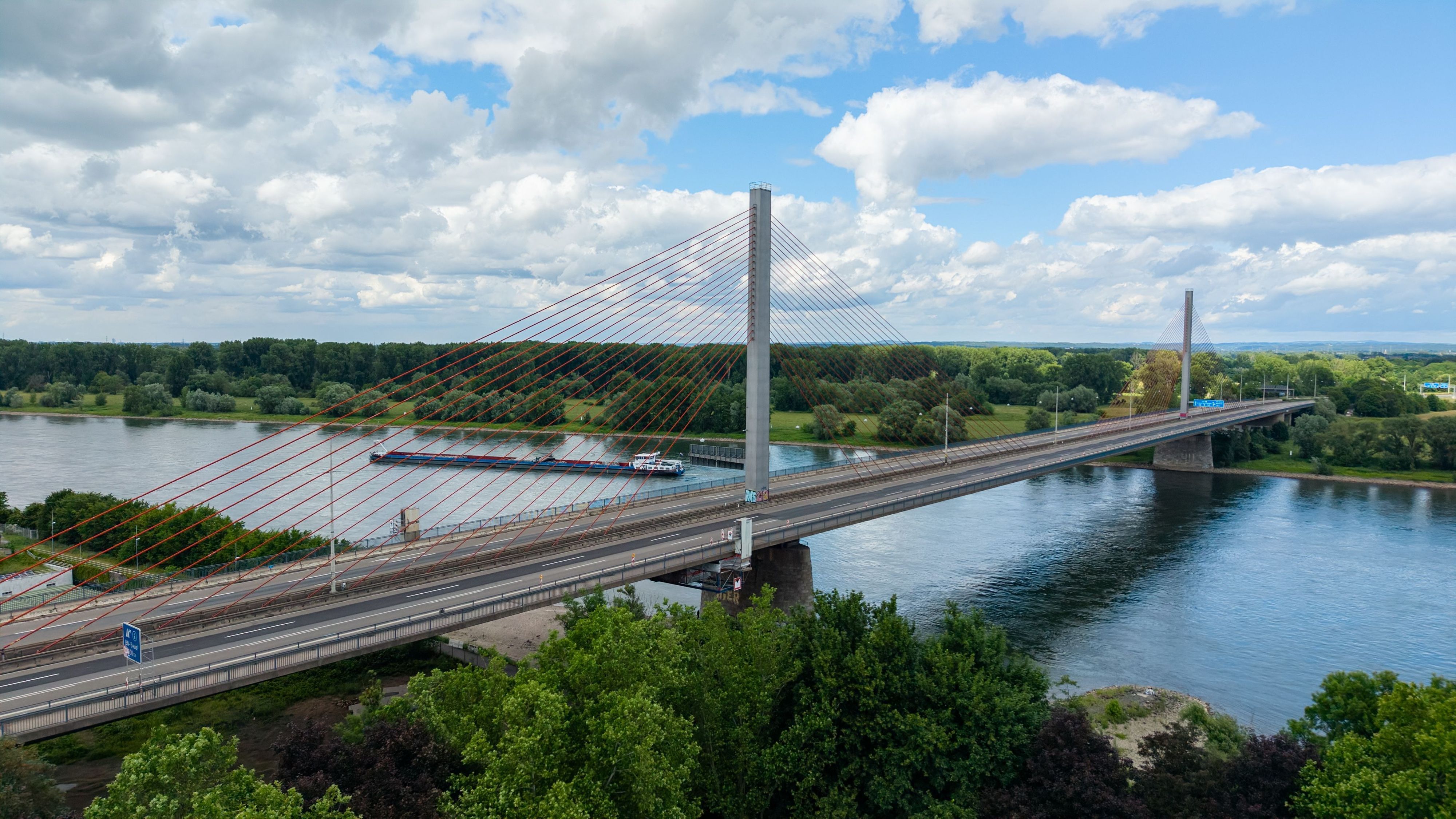 Die gesperrte Friedrich-Ebert-Brücke (Archivbild).