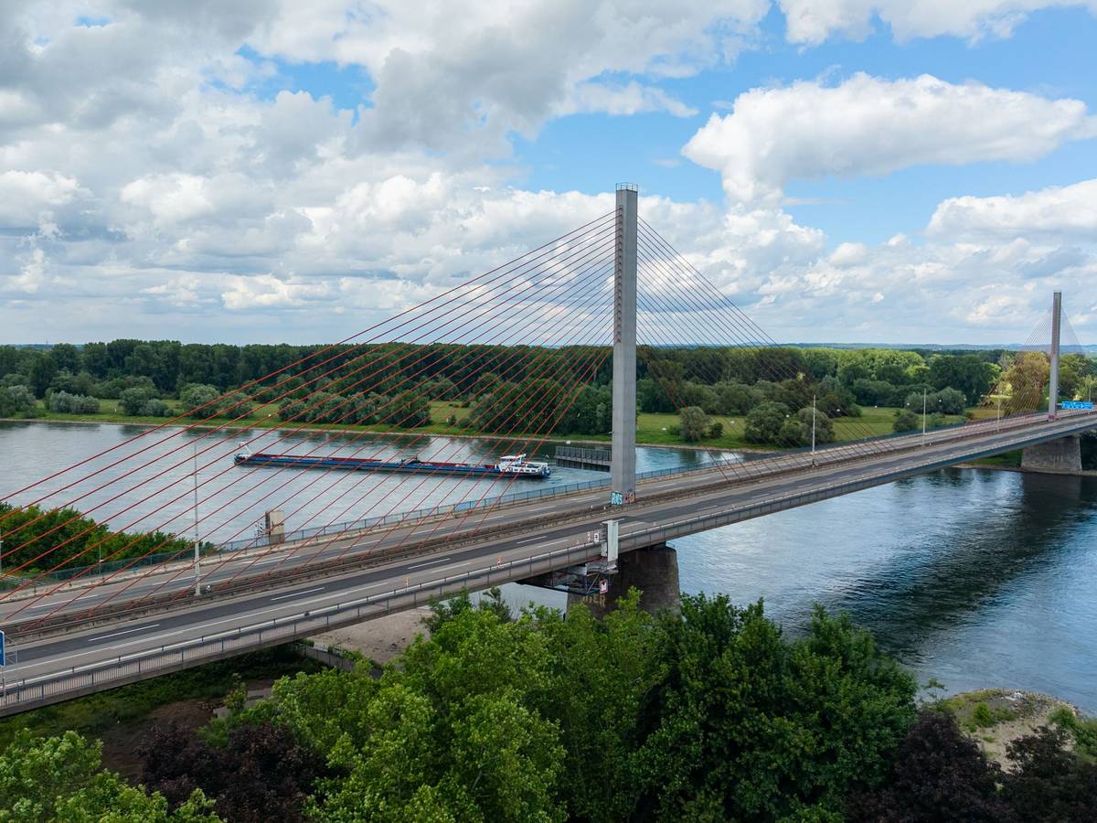 Die gesperrte Friedrich-Ebert-Brücke (Archivbild).
