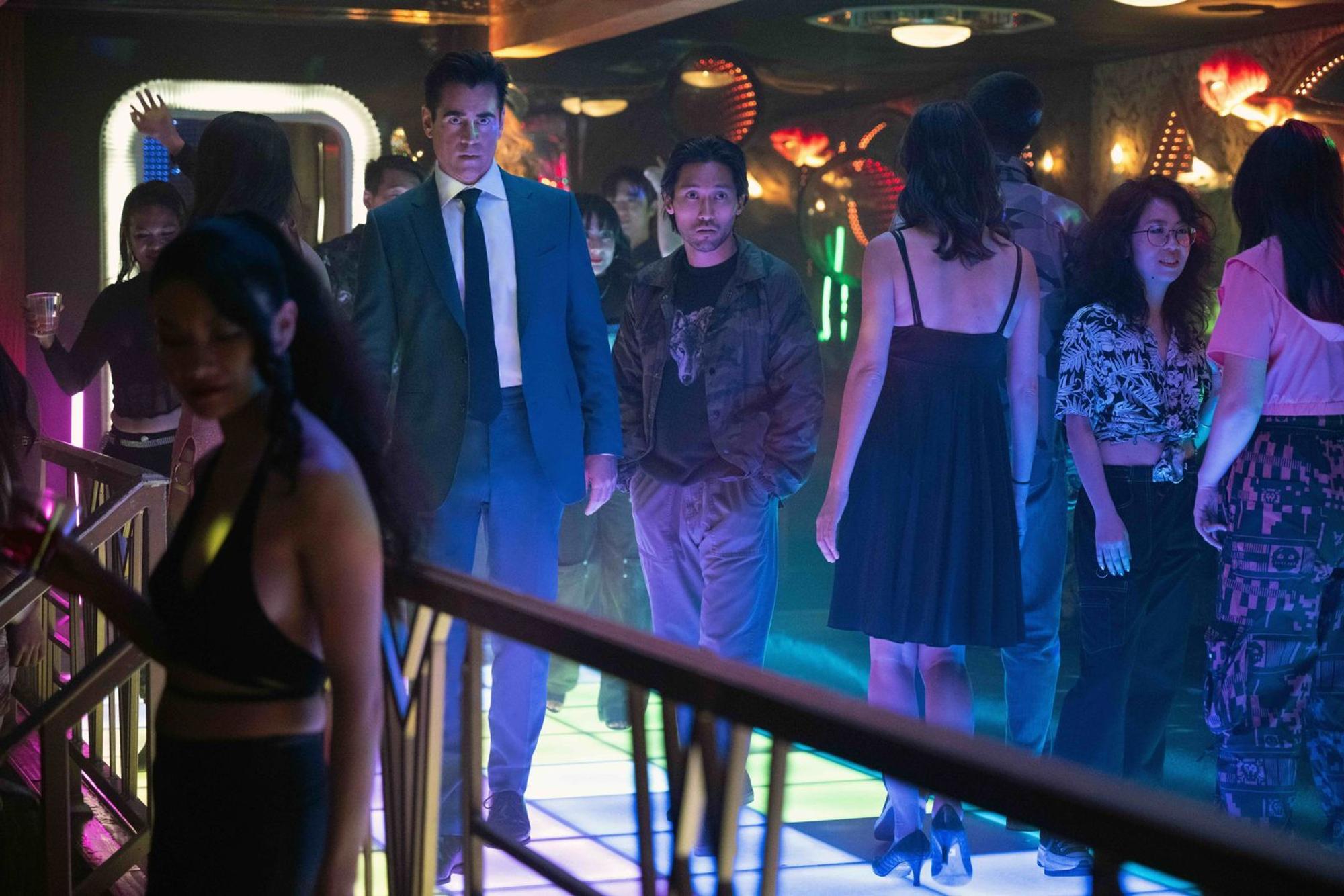 John Sugar (Colin Farrell, links) ermittelt in Staffel zwei der nach ihm benannten Serie wieder in einem Vermisstenfall: Der Bruder eines aufstrebenden Boxers (Jin Ha) aus der koreanischen Community von Los Angeles ist verschwunden - unter merkwürdigen Umständen. (Bild: Apple TV)