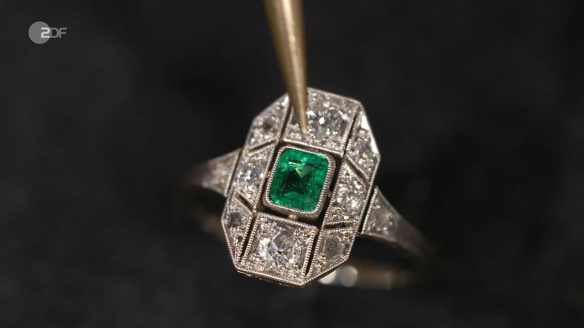 Der Ring mit einem Smaragd und Diamanten aus der Zeit um 1920 hatte einen Wert von 500 Euro. Wolfgang Pauritsch bezahlte sogar 800 Euro.
(Bild: ZDF)