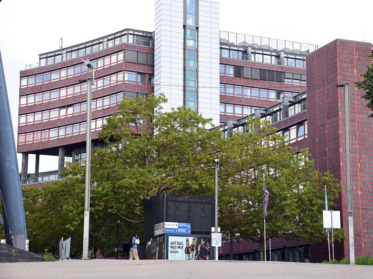 Das Stadthaus in Deutz am Willy-Brandt-Platz ist das größte Verwaltungsgebäude der Kölner Stadtverwaltung.