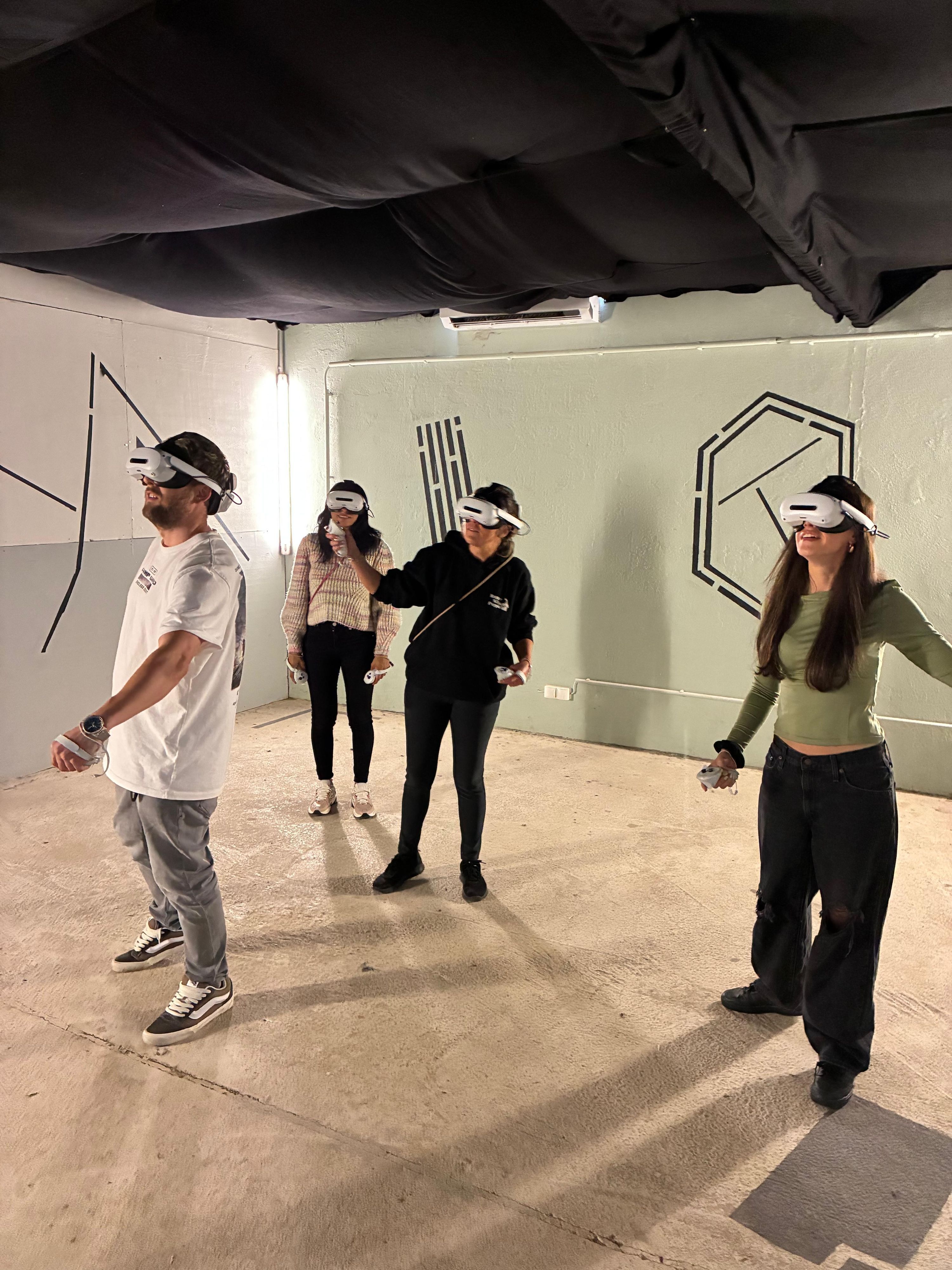 Teilnehmer in einem Escape-Room auf dem Gut Clarenhof.