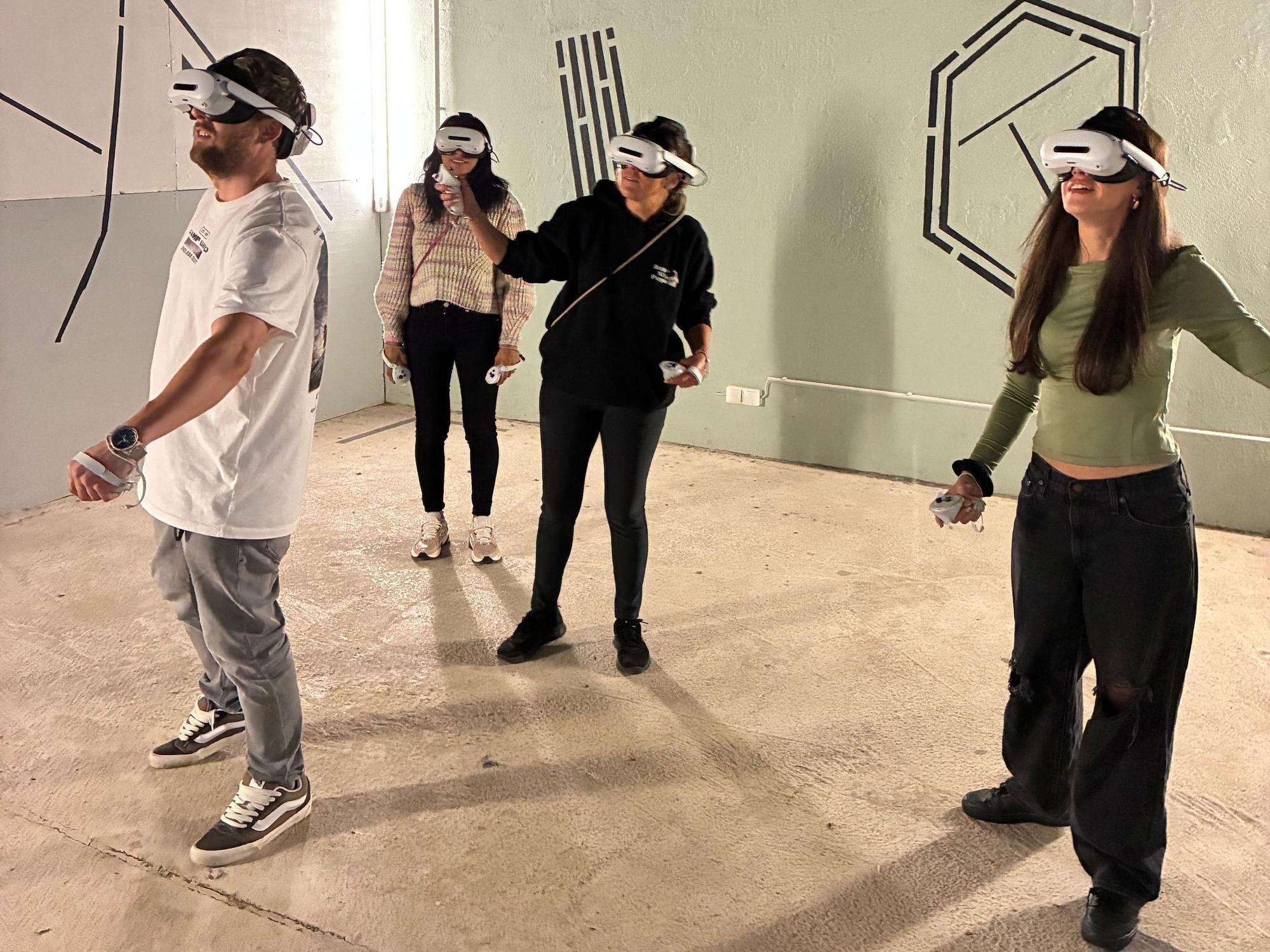 Teilnehmer in einem Escape-Room auf dem Gut Clarenhof.