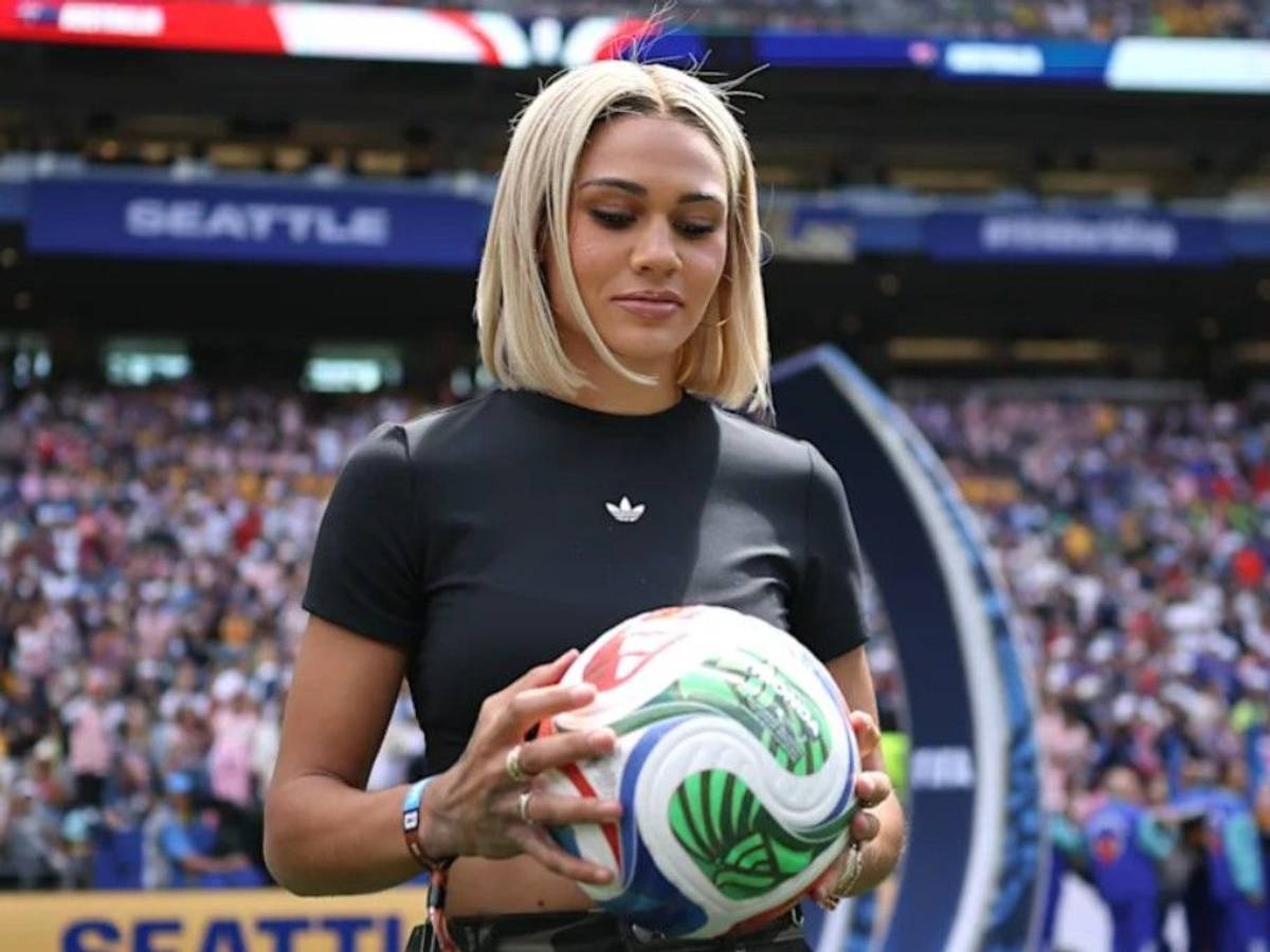 Trinity Rodman als Fußballspielerin auf Rasenfeld