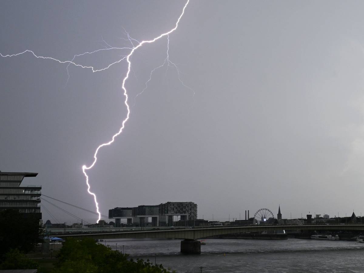 Ein Blitz zuckt bei einem Gewitter über dem Himmel über dem Kölner Süden (Archivbild).