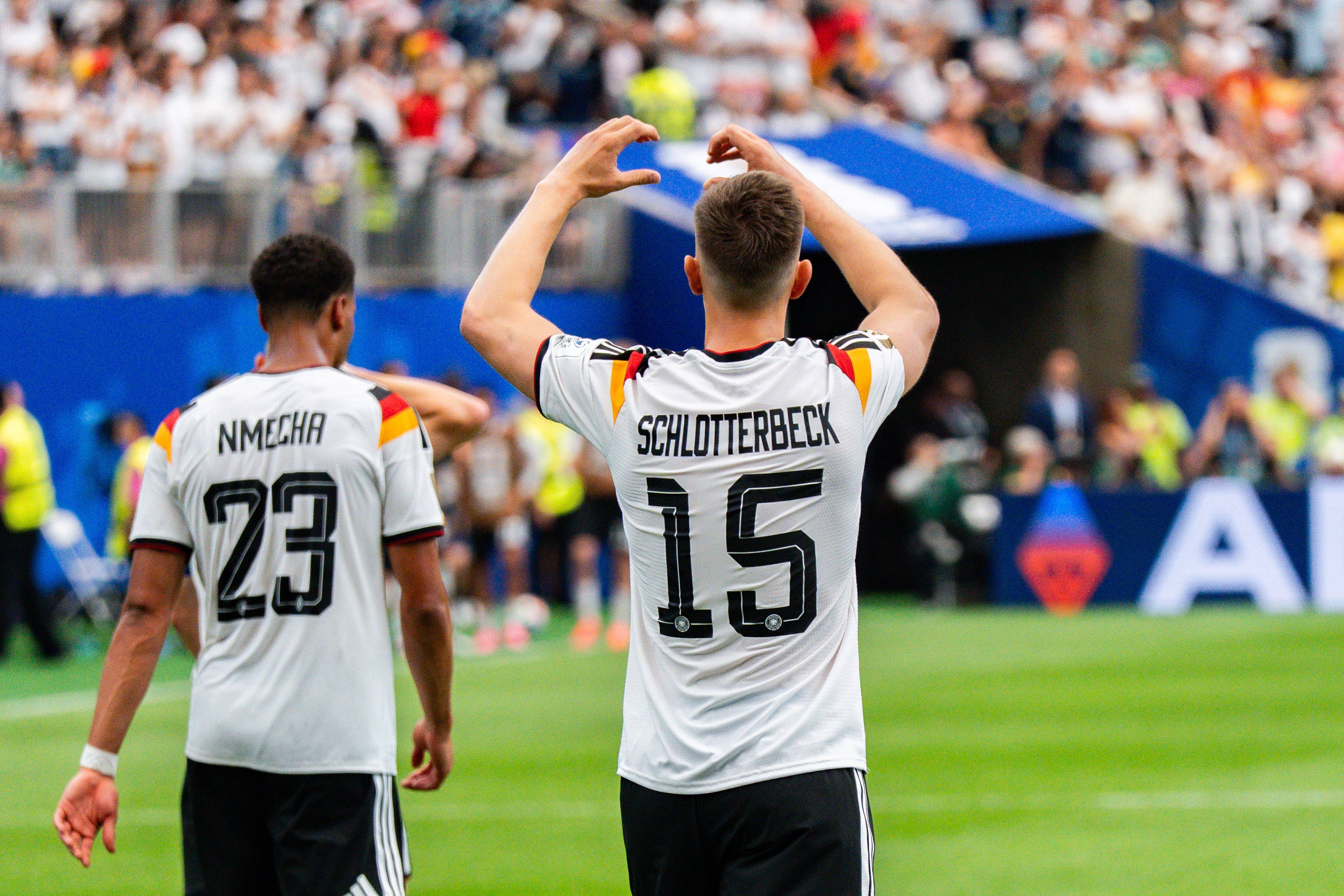 Nico Schlotterbeck und Felix Nmecha im DFB-Trikot.