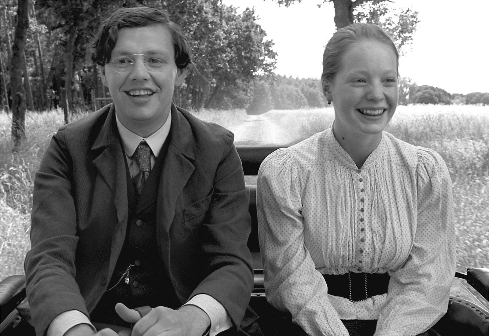 Ihren ersten großen Auftritt hatte Leonie Benesch auch in einem vielfach preisgekrönten Arthaus-Filmklassiker: an der Seite Christian Friedels in „Das Weiße Band“. Der Schwarzweißfilm von Michael Haneke gewann 2009 etwa 70 Filmpreise. Darunter die Goldene Palme in Cannes, den Deutschen und den Europäischen Filmpreis. (Bild: ZDF / ARD / Degeto / BR / X-Filme)