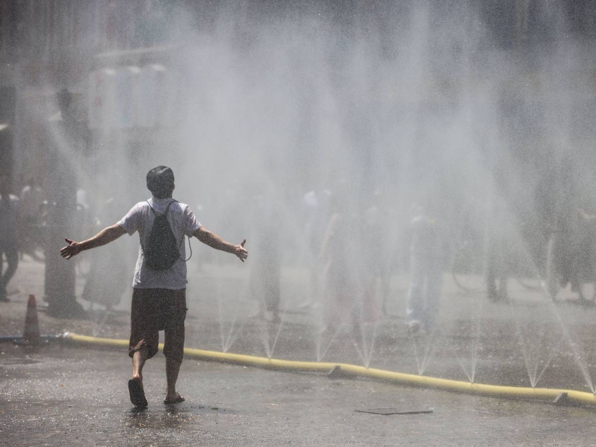 Wassernebel, wie sie zuletzt auch in der Kölner Südstadt eingesetzt wurden, können für Abkühlung sorgen. Gerade in dicht bebauten Innenstädten ist die Hitze oftmals unerträglich und gefährlich.