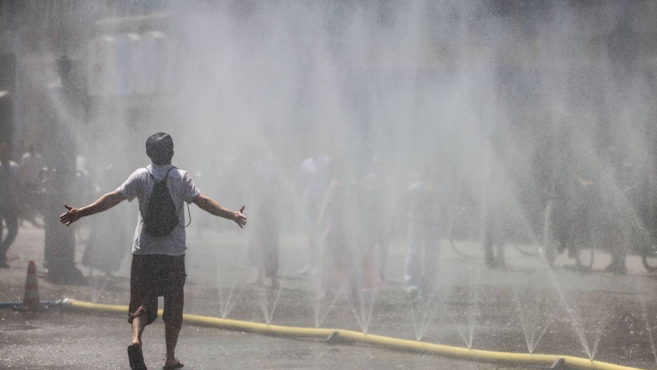 Wassernebel, wie sie zuletzt auch in der Kölner Südstadt eingesetzt wurden, können für Abkühlung sorgen. Gerade in dicht bebauten Innenstädten ist die Hitze oftmals unerträglich und gefährlich.